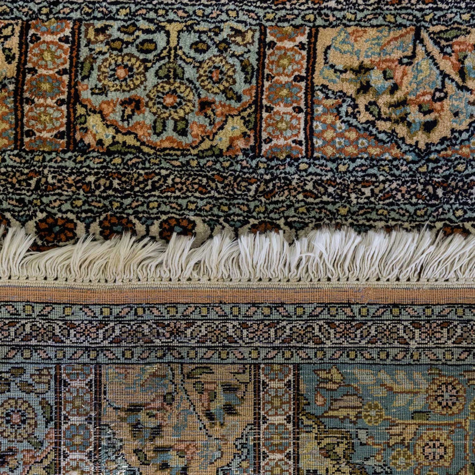 Orientteppich aus Kaschmirseide. 20. Jh., ca. 182x123 cm das Innenfeld und die Bordüre sind - Bild 2 aus 2