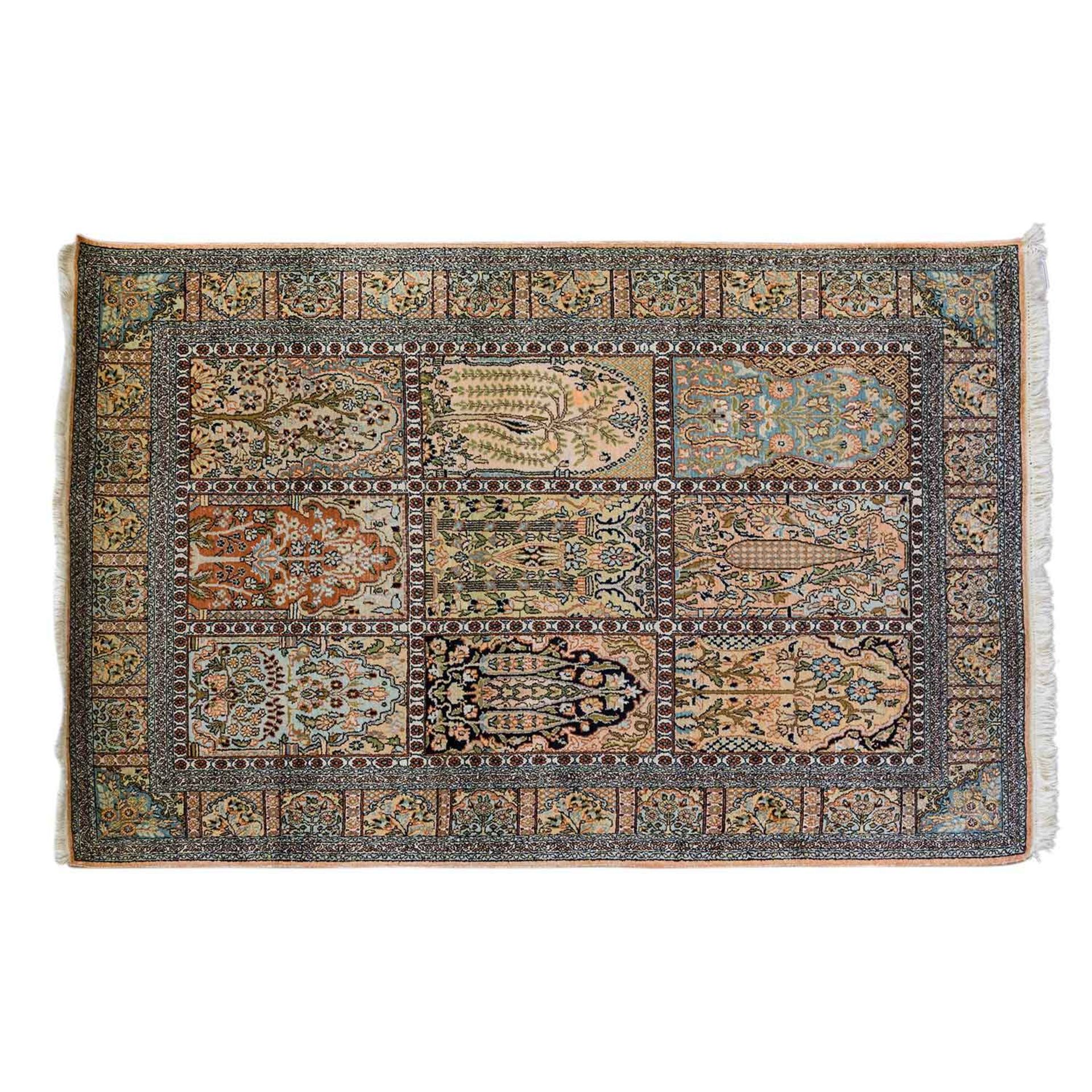 Orientteppich aus Kaschmirseide. 20. Jh., ca. 182x123 cm das Innenfeld und die Bordüre sind