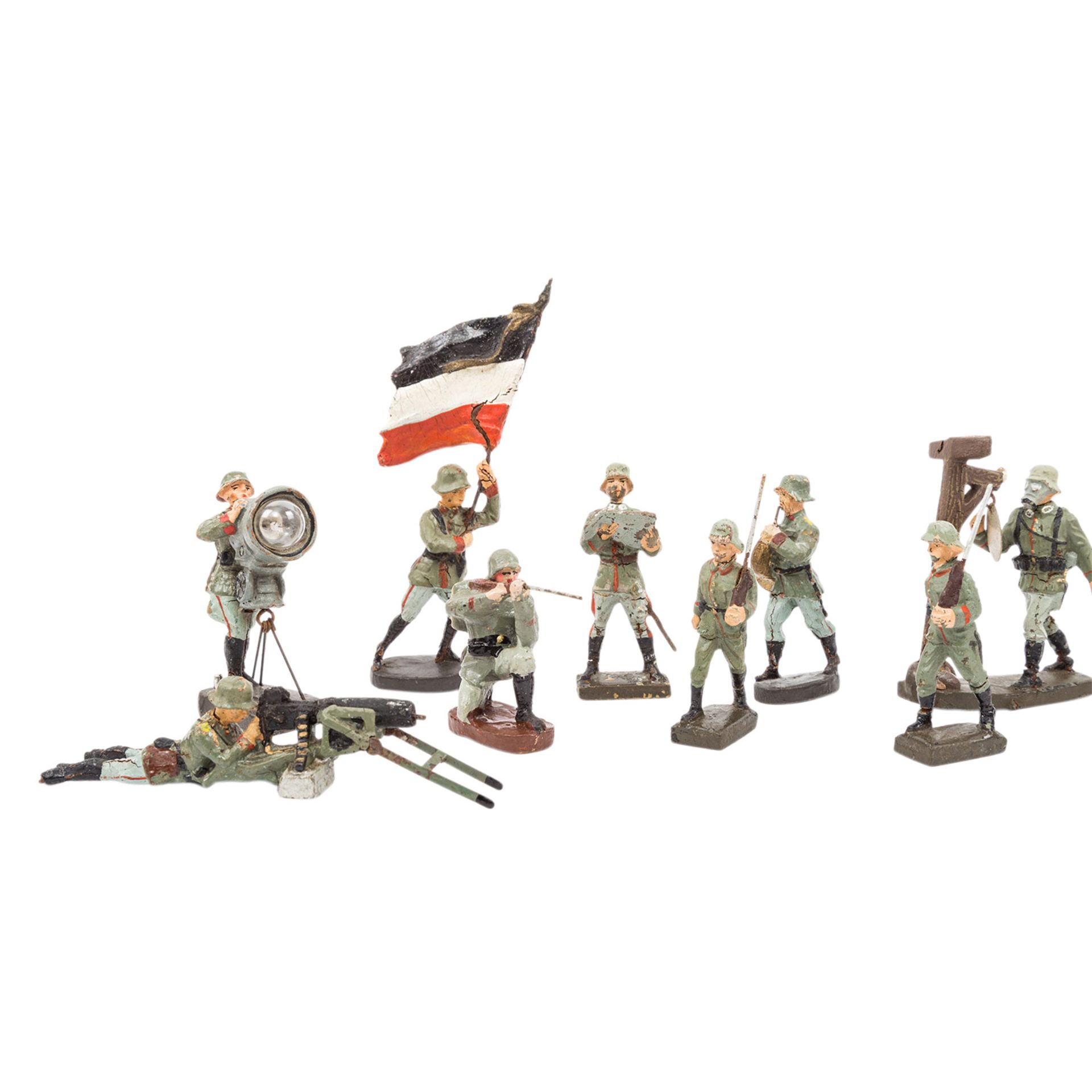 ELASTOLIN/ LINEOL Konvolut von 17 Militärfiguren und Zubehör, Masse, meist auf Unterseite gemarkt, - Image 3 of 5