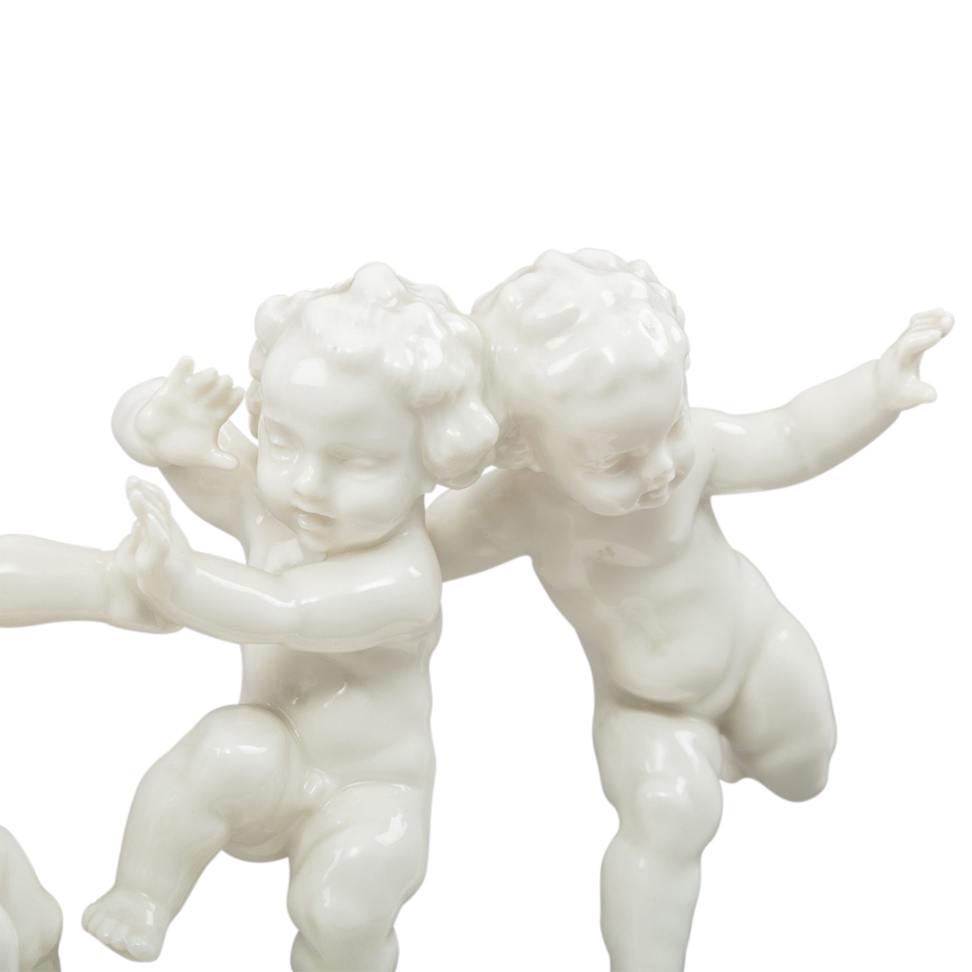 HUTSCHENREUTHER Figurengruppe '3 spielende Kinder', Marke von 1955-1968. Weißporzellan partiell - Image 2 of 4