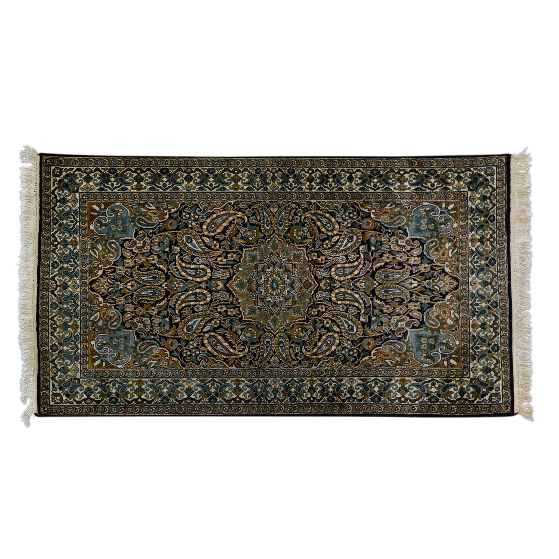 Orientteppich aus Kaschmirseide. 20. Jh., ca. 160x94 cm eine zentrale Rosette mit entsprechenden