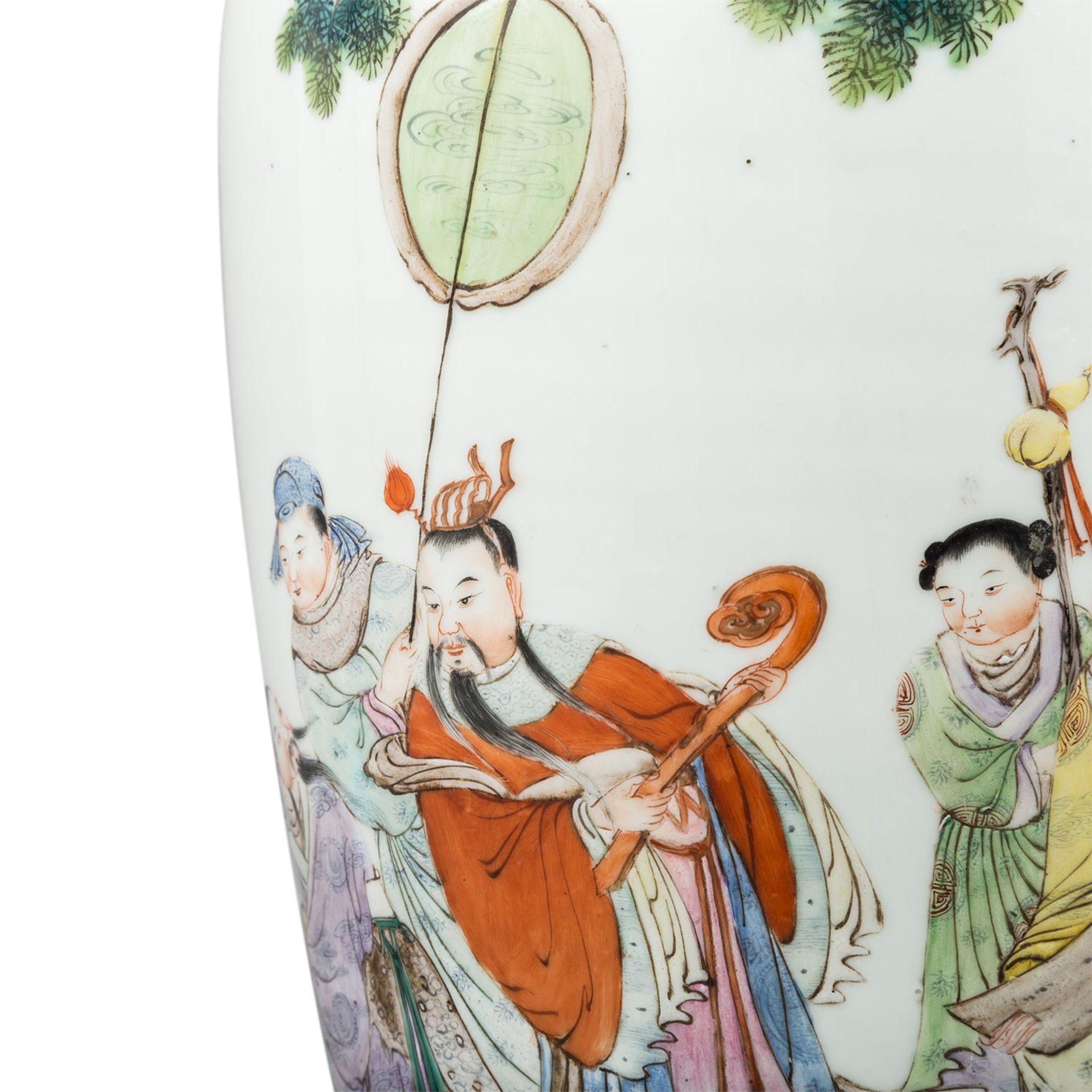 Vase. CHINA, 19. Jh., schauseitig polychrom bemalt mit Figuren und mit einer knorrigen Kiefer, H ca. - Image 2 of 3