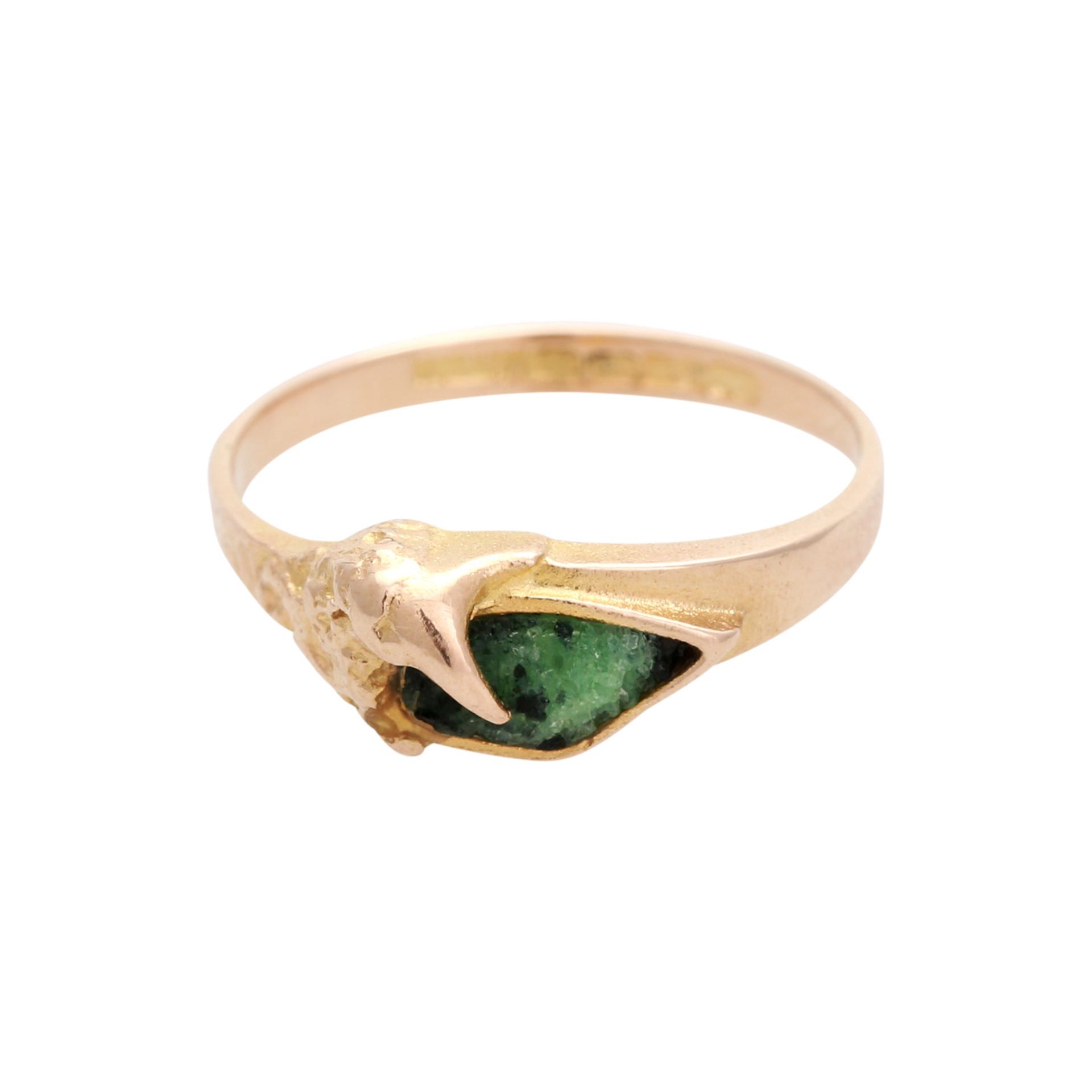 LAPPONIA Ring mit grünem Stein, wohl Grossulargestein, amorph, asymmetrisch eingearbeitet mit 1
