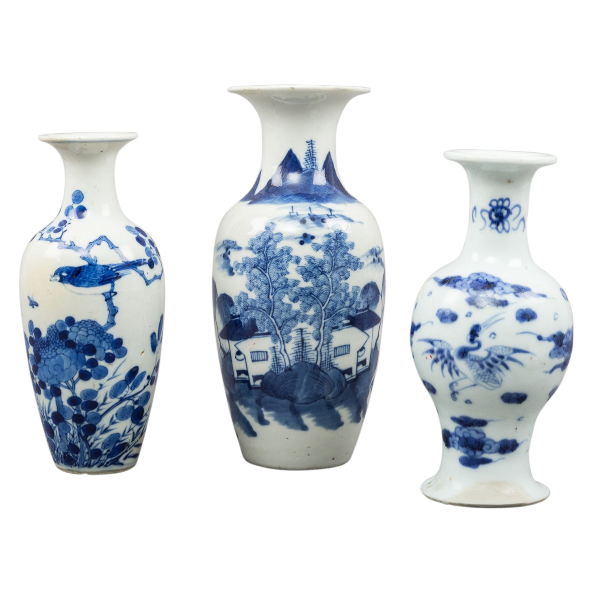 Konvolut: 3 Vasen mit unterglasurblauer Malerei. CHINA, um 1900 H ca. 20/27/29 cm, tlw. besch.