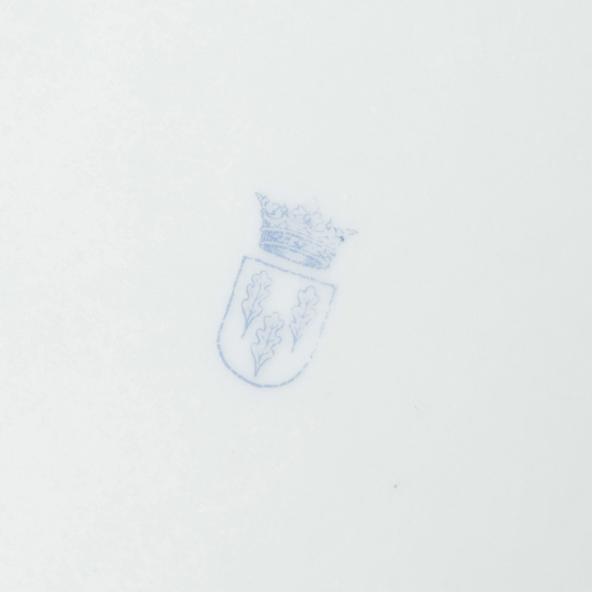 SCHIERHOLZ/PLAUE Korbschale, 1. H. 20. Jh. Ovale Henkelschale, Rand mit Durchbruchdekor, Blüten- und - Bild 5 aus 5
