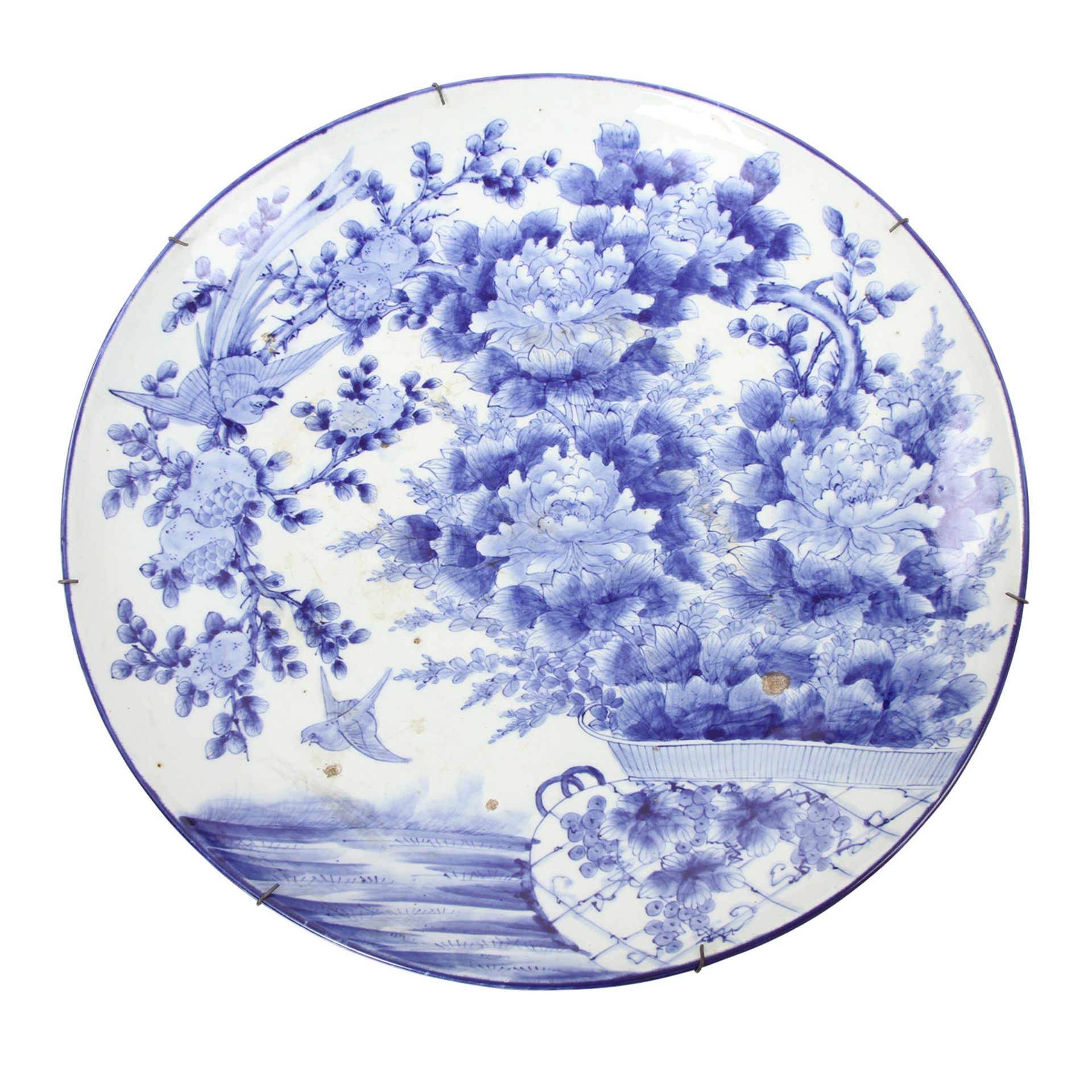 Grosse Rundplatte. CHINA, 19. Jh. unterglasurblaue Malerei u.a. von Crysanthemen und Paradiesvögeln,