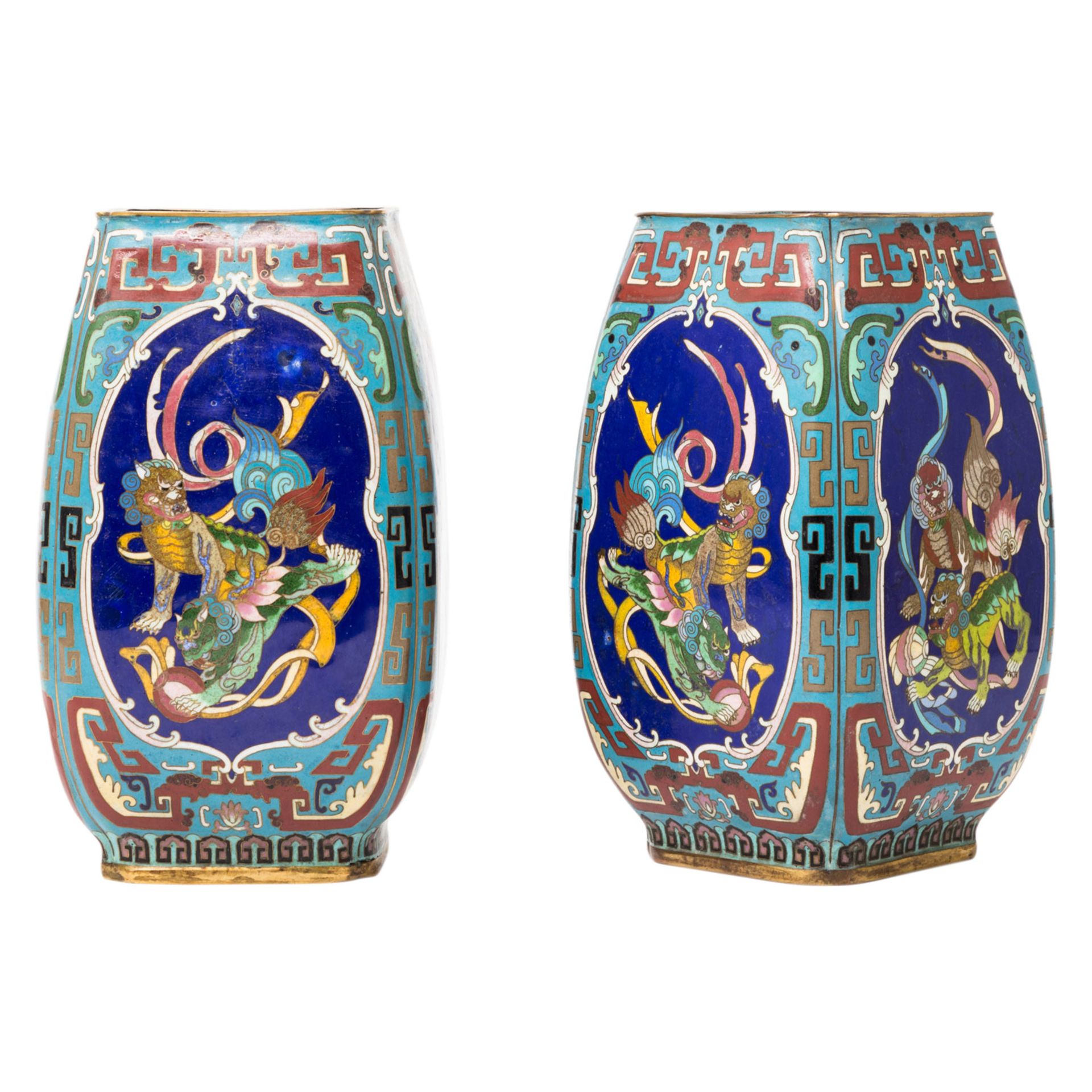Paar exzellente Cloisonné-Vasen, CHINA, wohl 19. Jh. vierkantige, leicht gebauchte Form auf