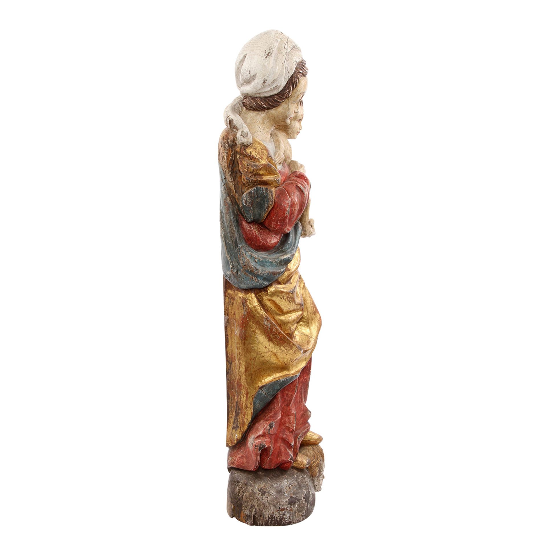 MADONNA 20. Jh., Holz geschnitzt, farbig und gold gefasst, frontal ausgerichtete Maria auf einem - Bild 4 aus 5