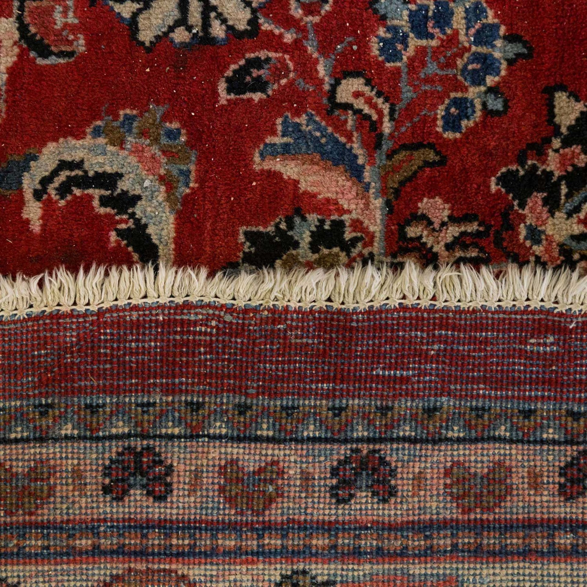 Orientteppich. 20. Jh., ca. 313x306 cm ein langgestrecktes Blütenmedaillon mit entsprechenden - Image 2 of 2