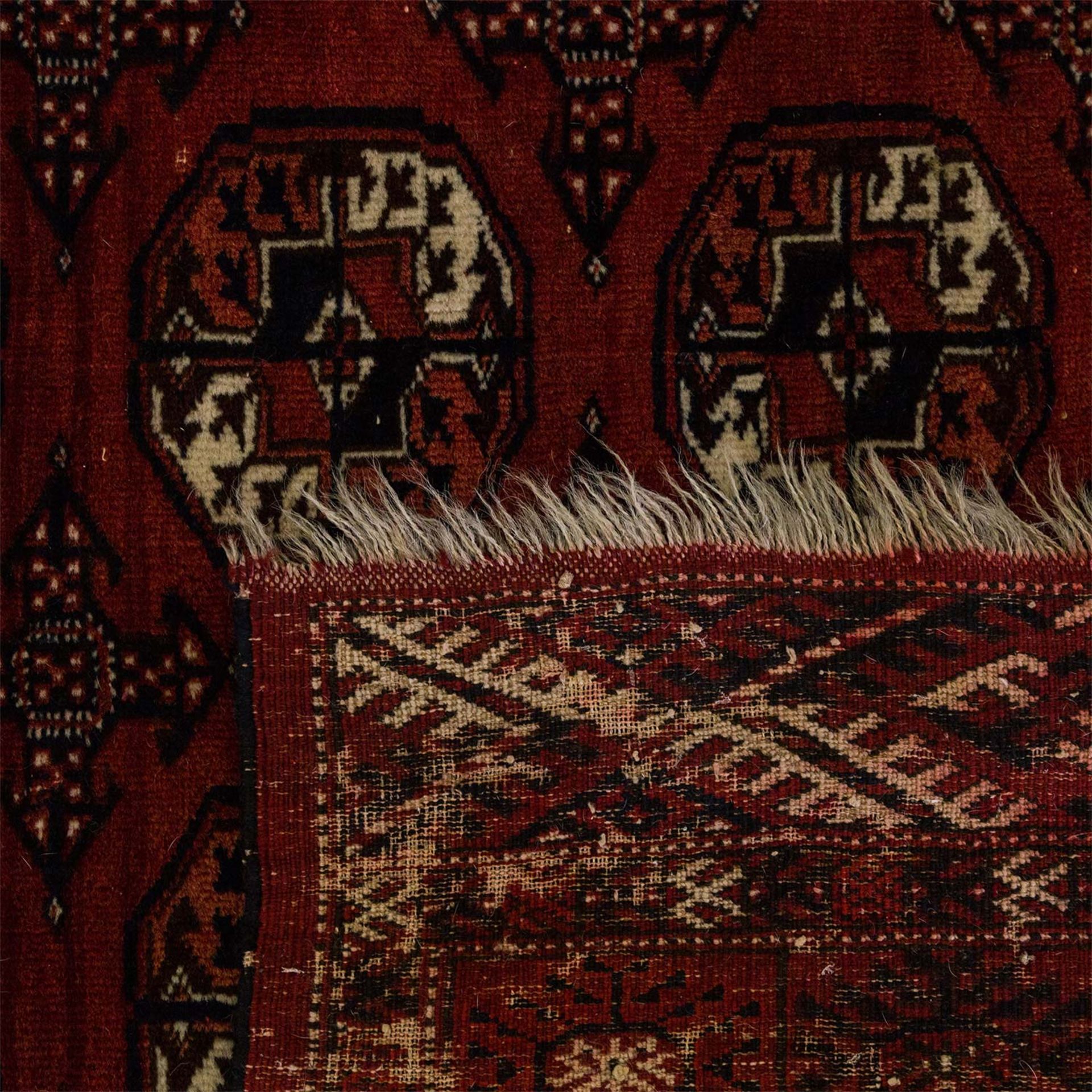 Orientteppich. TURKMENISTAN, 20. Jh., ca. 198x147 cm 4 Reihen von je 7 Göls mit dazwischen - Bild 2 aus 2