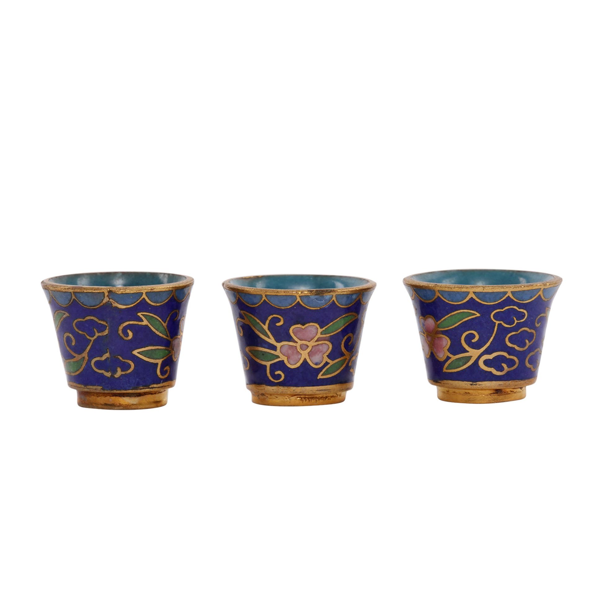 2 Miniatur-Tee-Sets aus Cloisonné. CHINA, 20. Jh. bestehend aus: einem Tee-Set mit 1 Teekanne und - Bild 2 aus 10