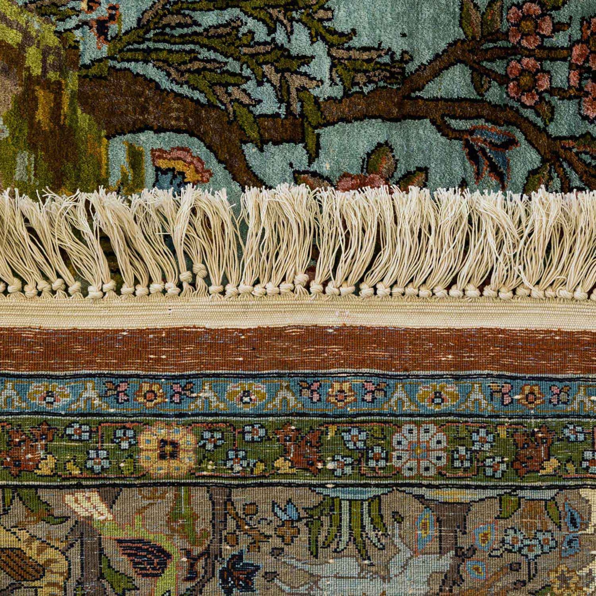 Bildteppich aus Kaschmirseide. 20. Jh., ca. 233x148 cm das innenfeld ist aufsteigend gemustert mit - Bild 2 aus 2