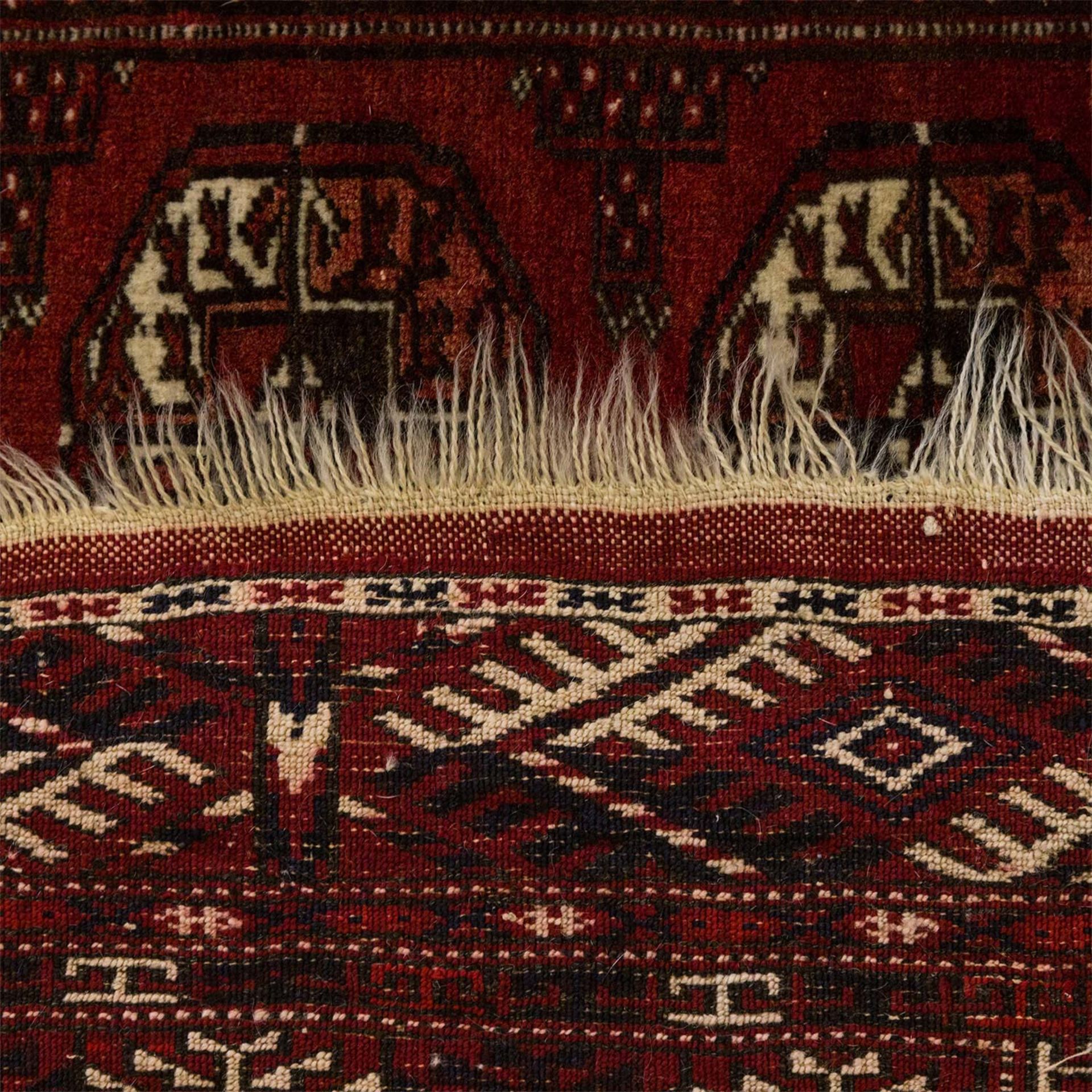 Orientteppich. TURKMENISTAN, 20. Jh., ca. 153x116 cm 3 Reihen von jeweils 7 Göls mit dazwischen - Image 2 of 2