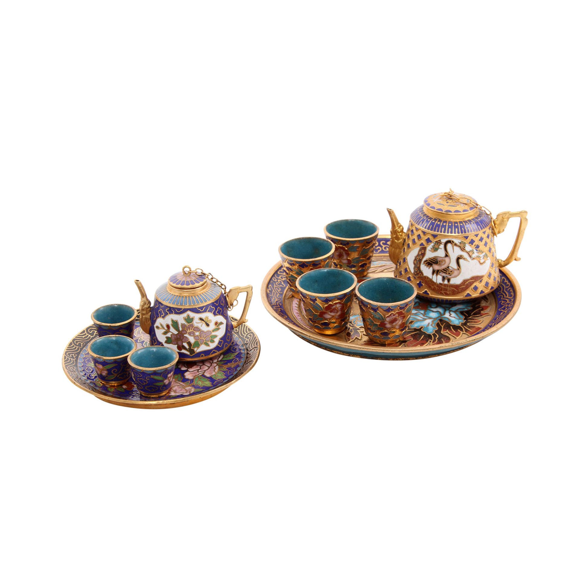 2 Miniatur-Tee-Sets aus Cloisonné. CHINA, 20. Jh. bestehend aus: einem Tee-Set mit 1 Teekanne und