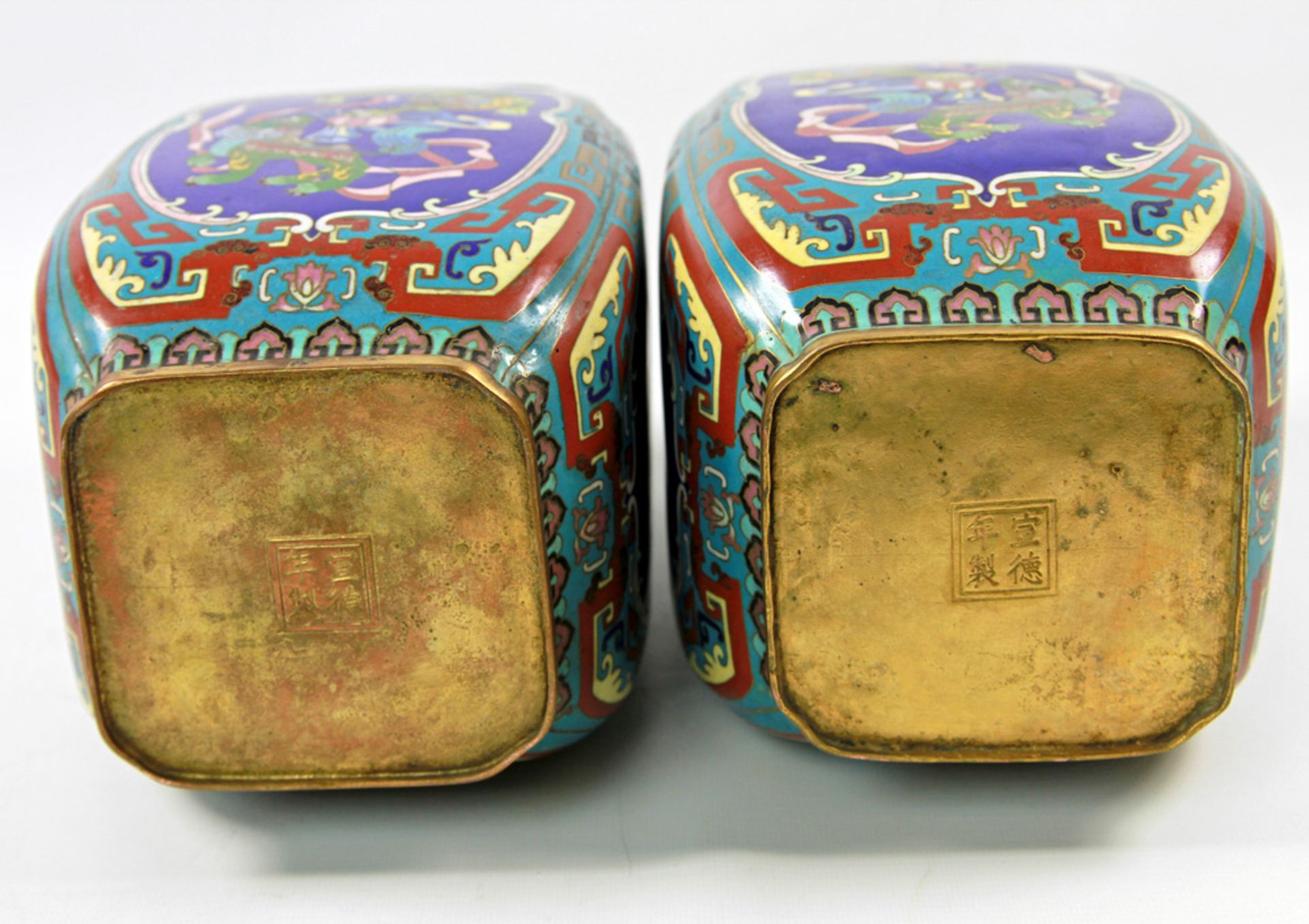 Paar exzellente Cloisonné-Vasen, CHINA, wohl 19. Jh. vierkantige, leicht gebauchte Form auf - Bild 4 aus 4