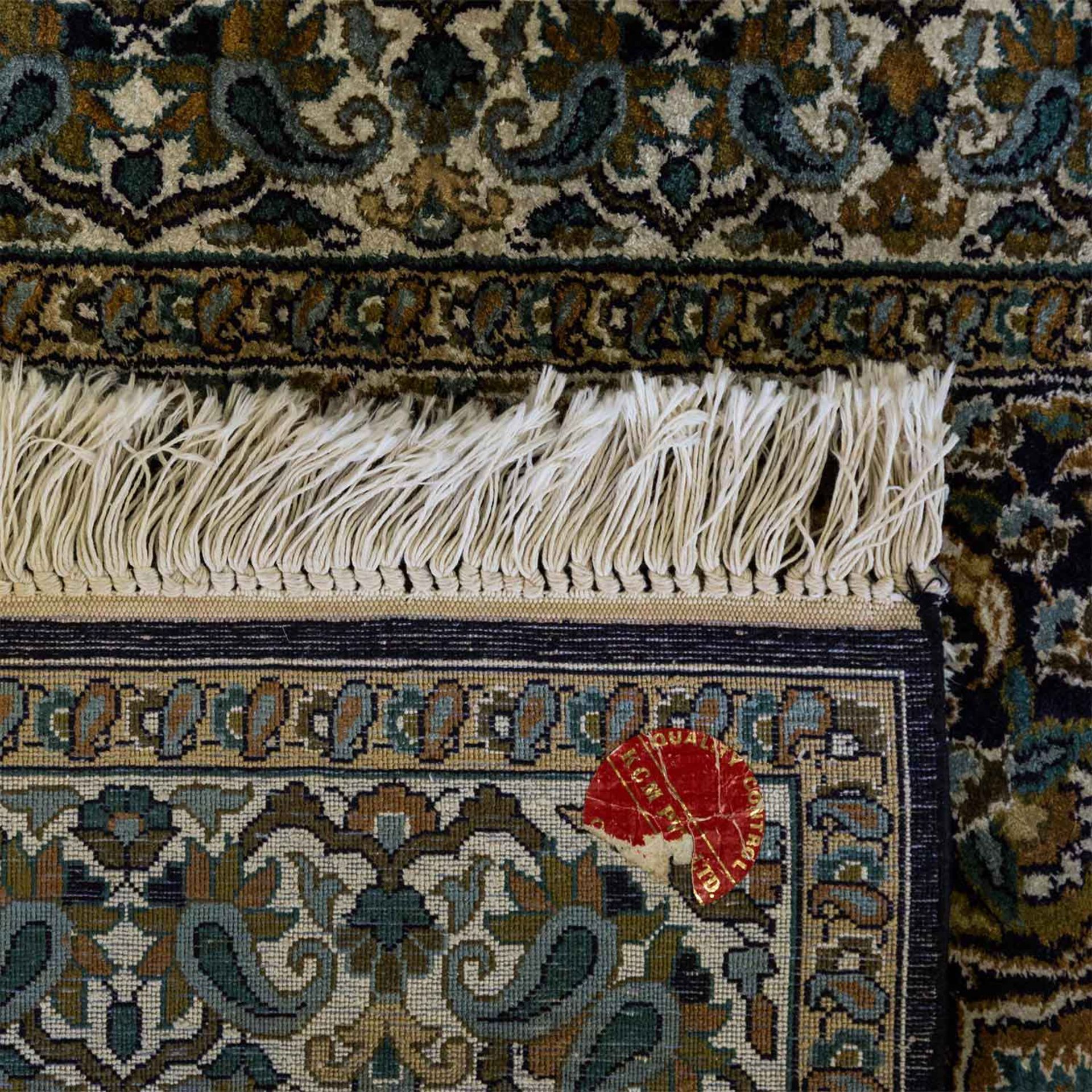 Orientteppich aus Kaschmirseide. 20. Jh., ca. 160x94 cm eine zentrale Rosette mit entsprechenden - Image 2 of 2