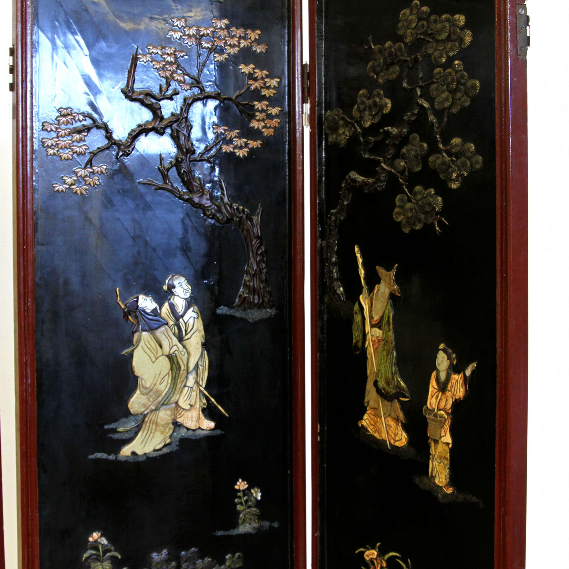 Vierteiliger Paravant aus Holz. CHINA, 1. Hälfte 20. Jh. bestehend aus vier einzelnen Schwarzlack- - Image 3 of 4