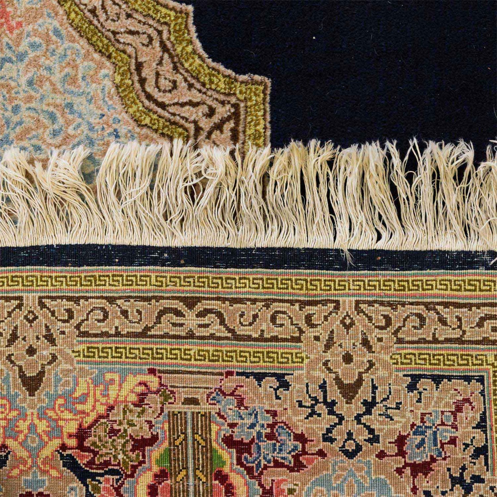Orientteppich. PERSIEN, 20. Jh., ca. 470x283 cm ein langgestrecktes Zentralmedaillon ziert den - Image 2 of 2