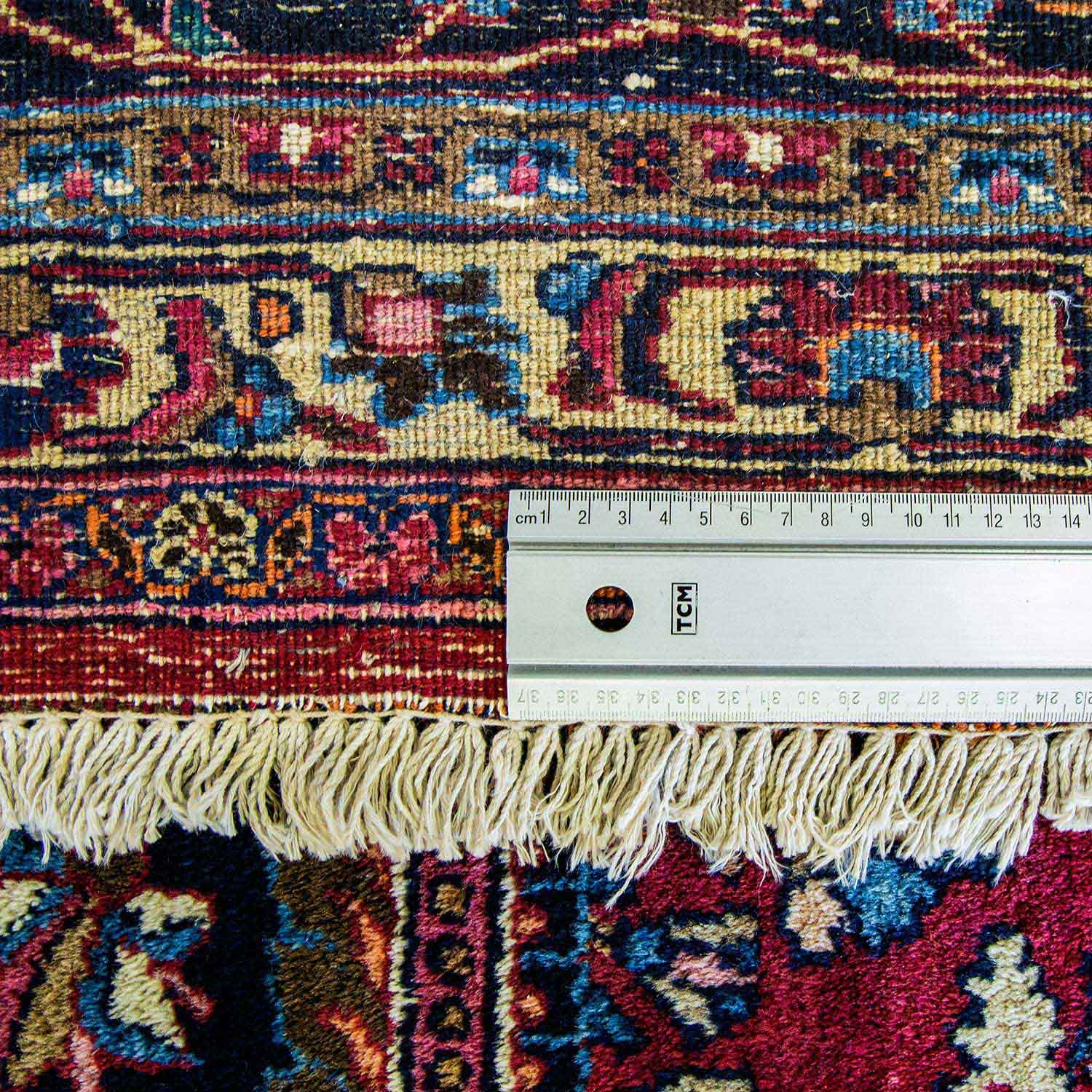 Orientteppich. MESHED/PERSIEN, Mitte 20. Jh., ca. 395x310 cm der himmbeerrote Spiegel zeigt eine - Image 3 of 3