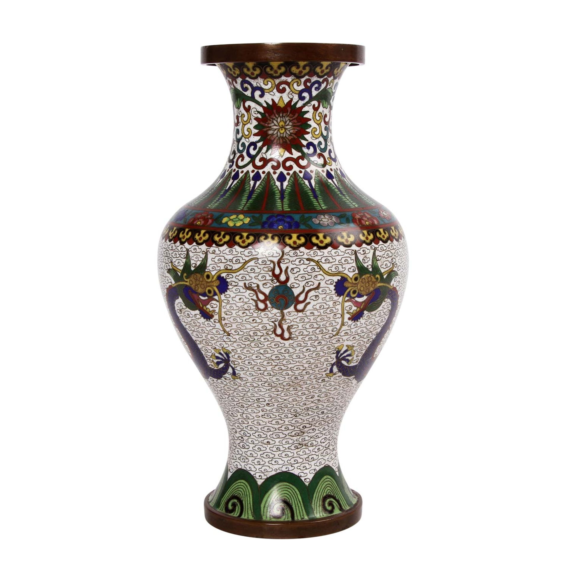 Cloisonné Vase. CHINA, um 1900 umlaufend in bunten Farben u.a. verziert mit zwei Drachen auf der - Image 5 of 7