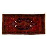 Orientteppich. IRAN, 20. Jh., 225x128 cm langgestrecktes Zentralmedaillon auf getrepptem,