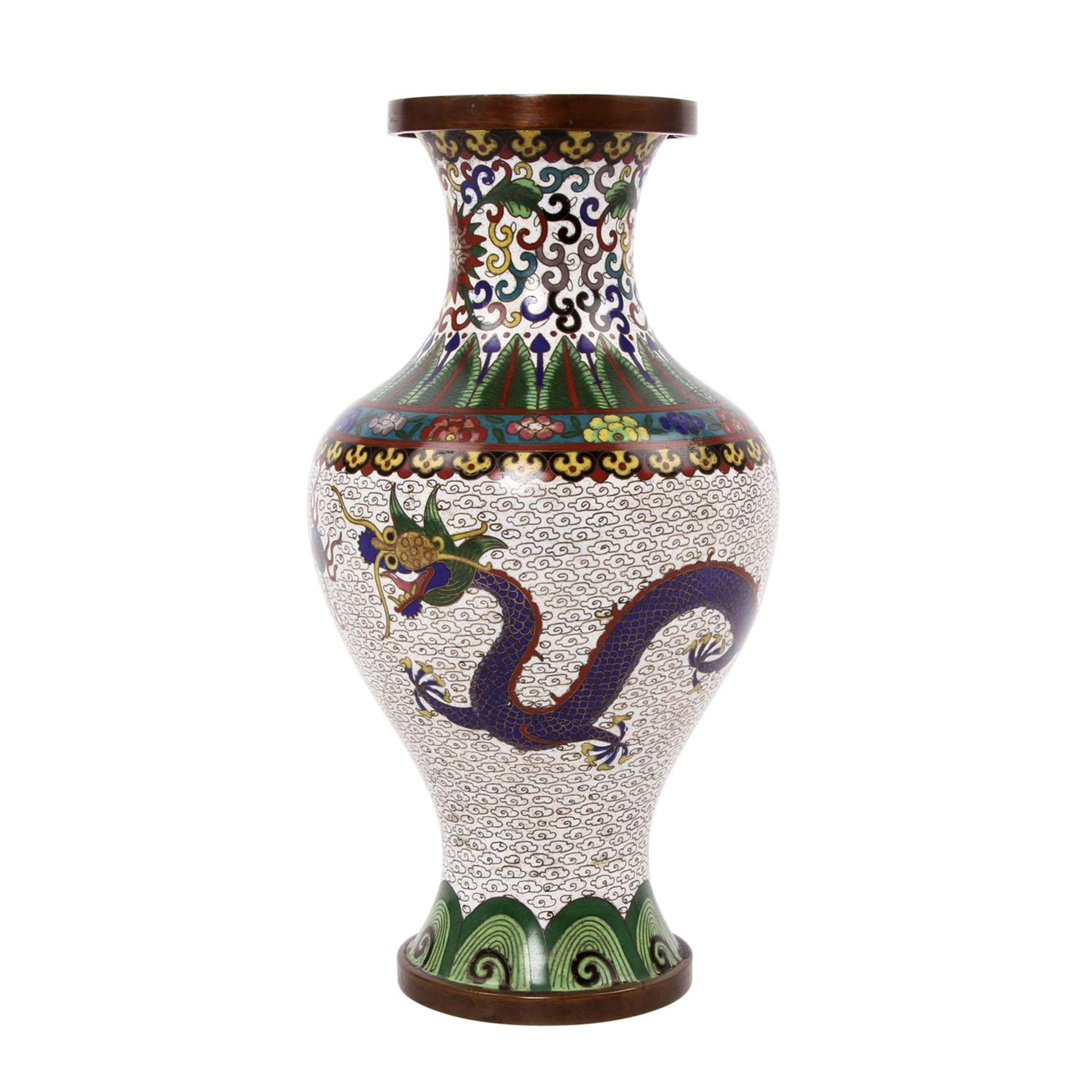 Cloisonné Vase. CHINA, um 1900 umlaufend in bunten Farben u.a. verziert mit zwei Drachen auf der