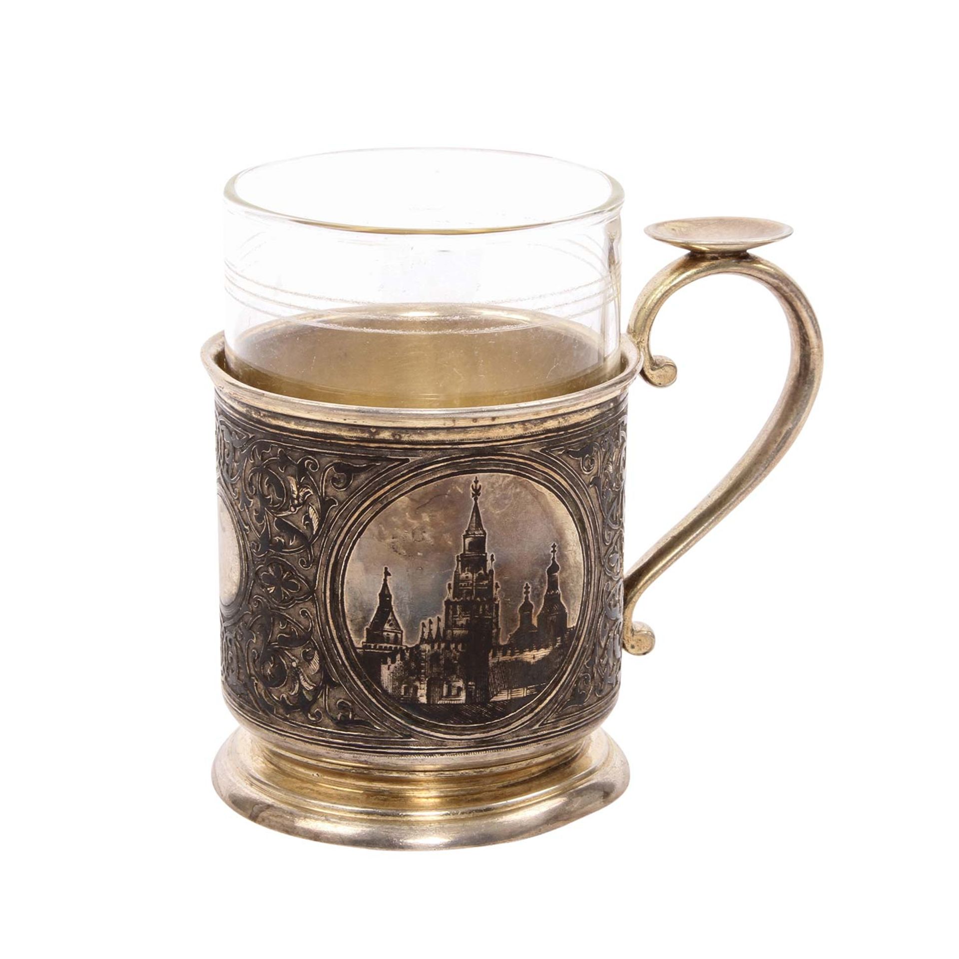 MOSKAU Teeglas mit Silbermontur, 1898-1914 Henkelbecher mit Niello-Technik, Ansicht des Kreml,