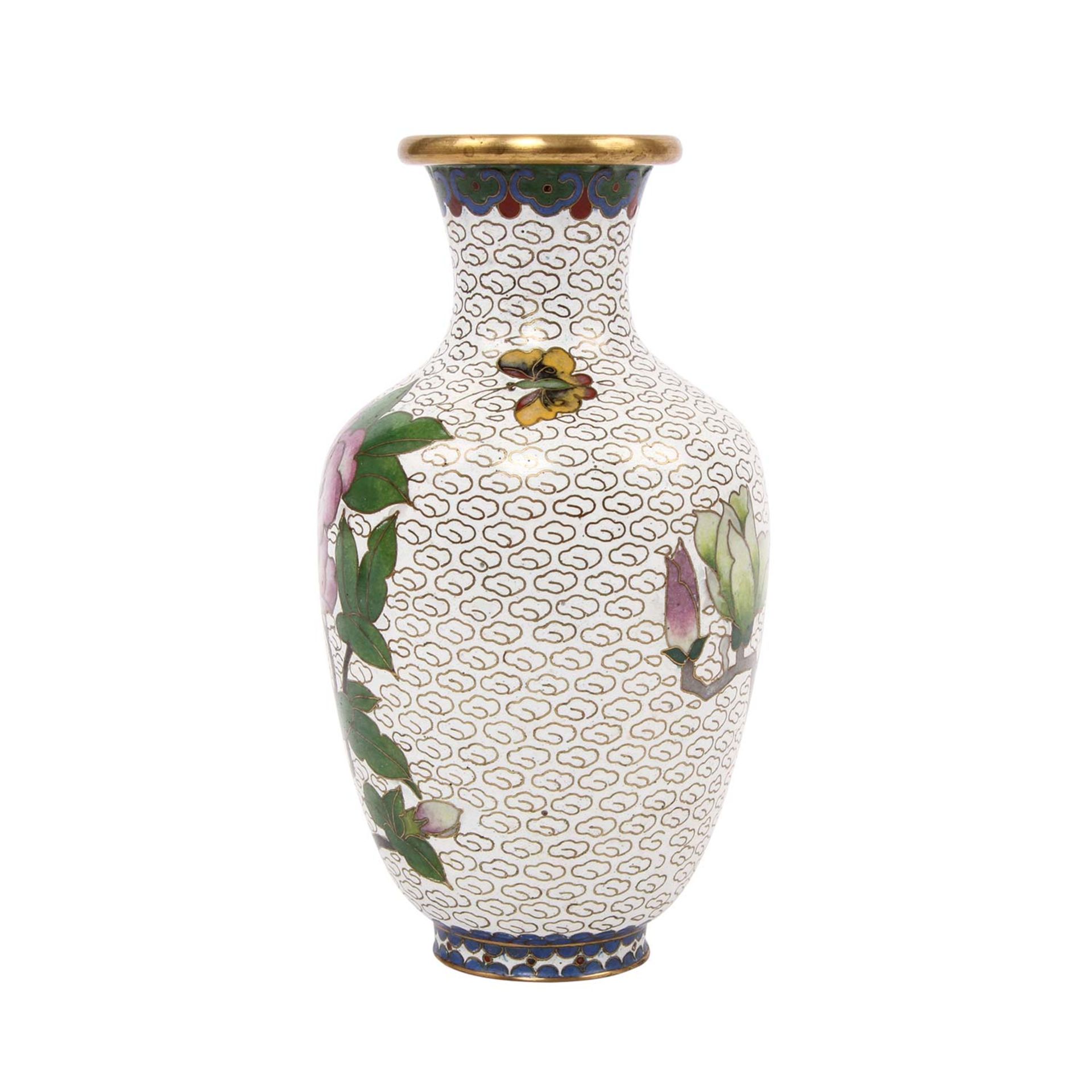 Konvolut CHINA, 20. Jh., 11tlg.: 1 Cloisonné Väschen mit dazugehörendem Holzpodest UND 5 Paar - Image 3 of 6