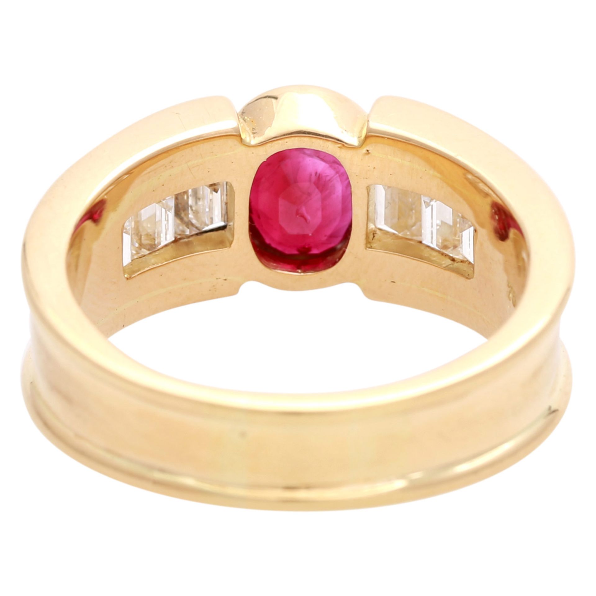 Ring mit Rubin und Diamantbaguettes zus. ca. 1,05 ct FW (G) / VVS, Rubin ca. 1,45 ct, WBW (2012) ca. - Image 4 of 6