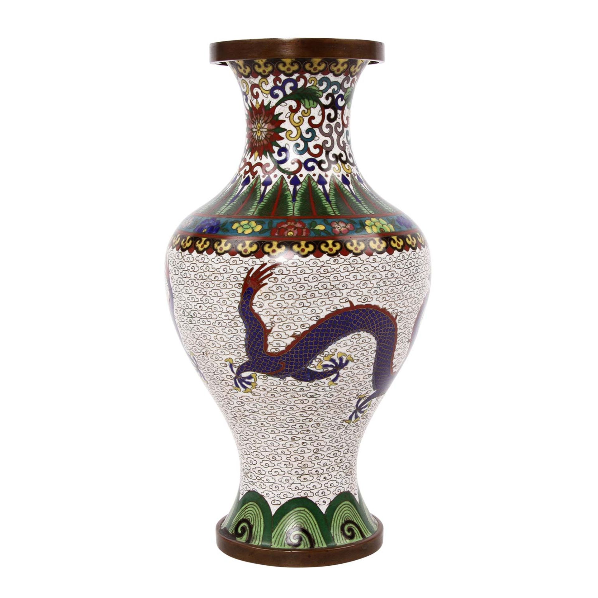 Cloisonné Vase. CHINA, um 1900 umlaufend in bunten Farben u.a. verziert mit zwei Drachen auf der - Image 3 of 7