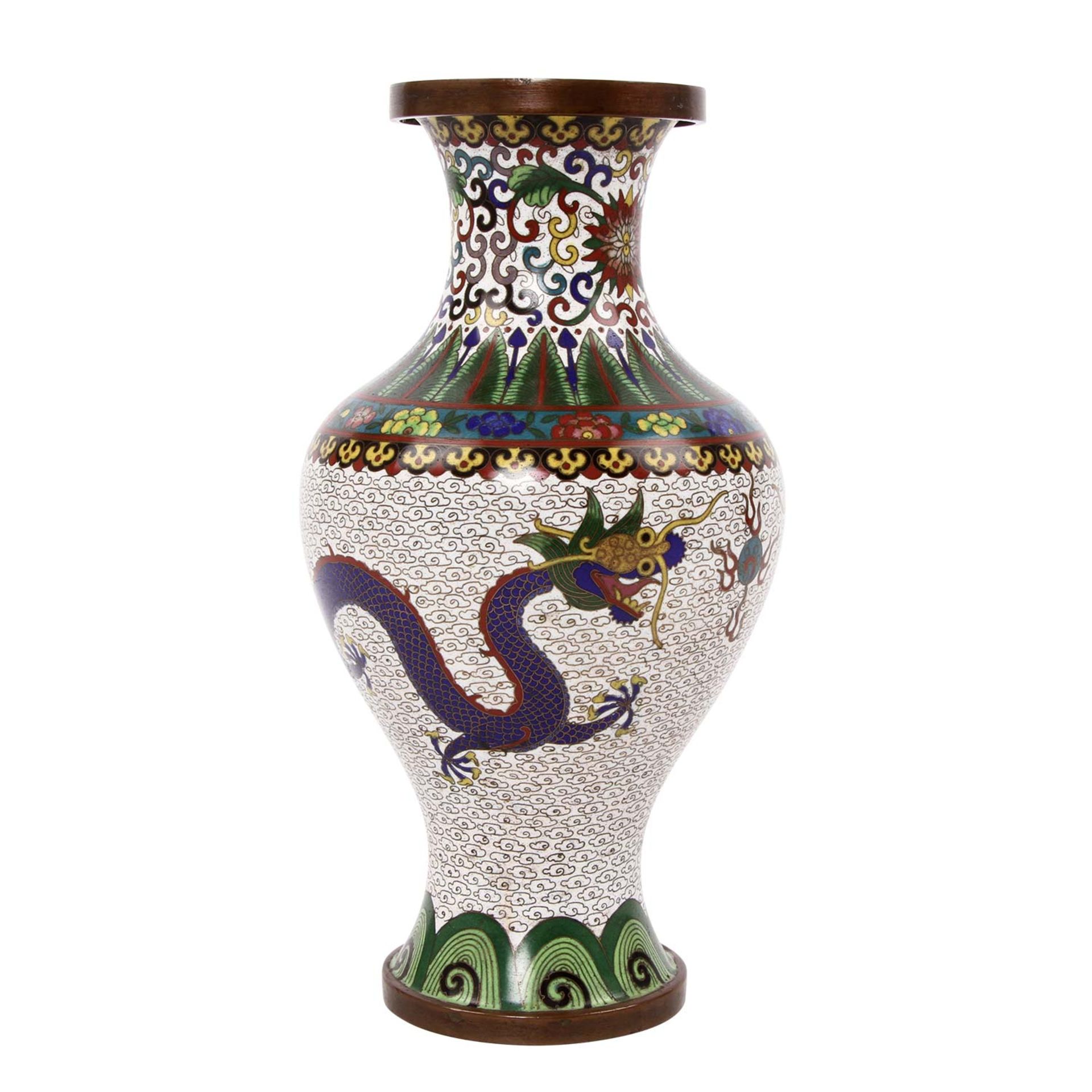 Cloisonné Vase. CHINA, um 1900 umlaufend in bunten Farben u.a. verziert mit zwei Drachen auf der - Image 4 of 7