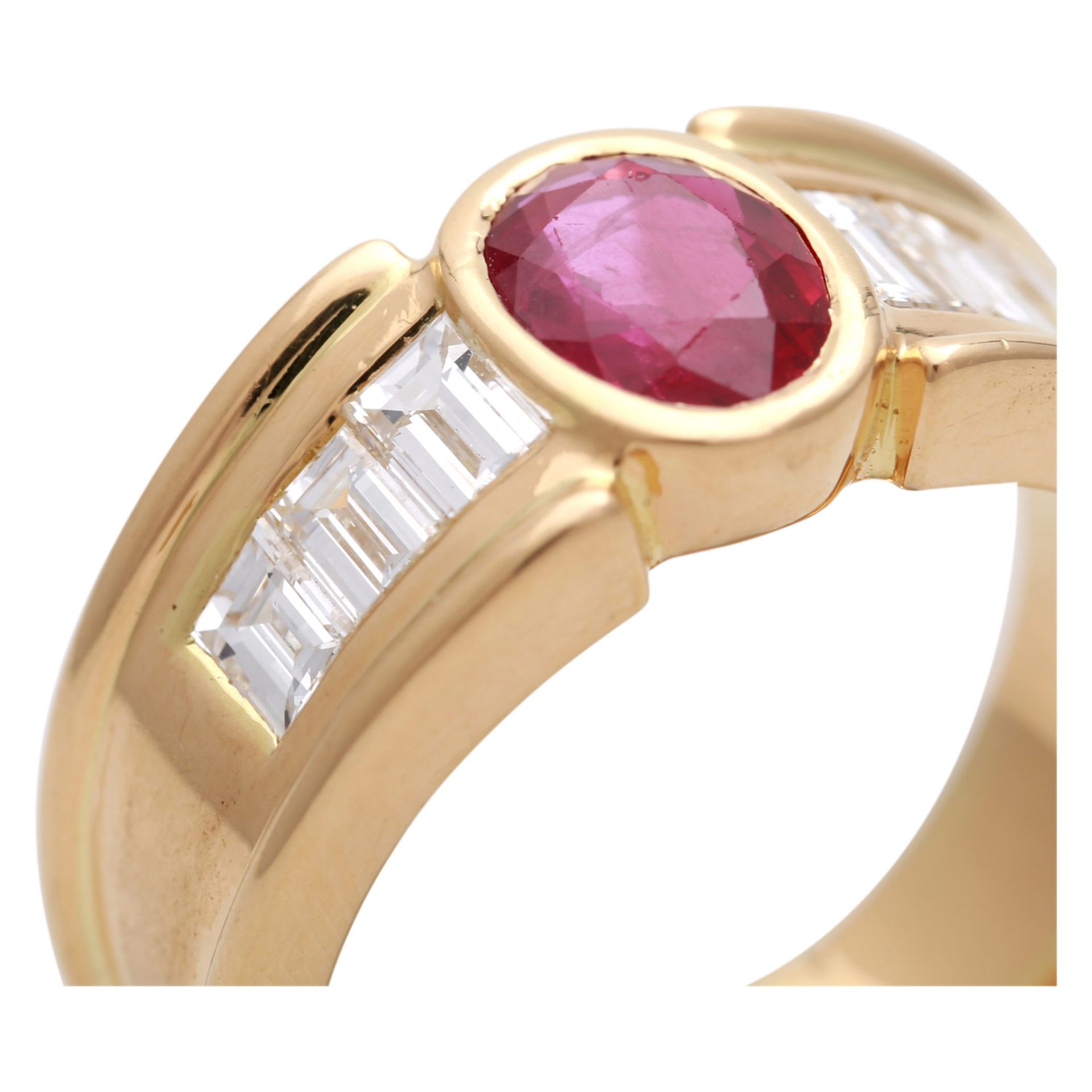 Ring mit Rubin und Diamantbaguettes zus. ca. 1,05 ct FW (G) / VVS, Rubin ca. 1,45 ct, WBW (2012) ca. - Image 5 of 6