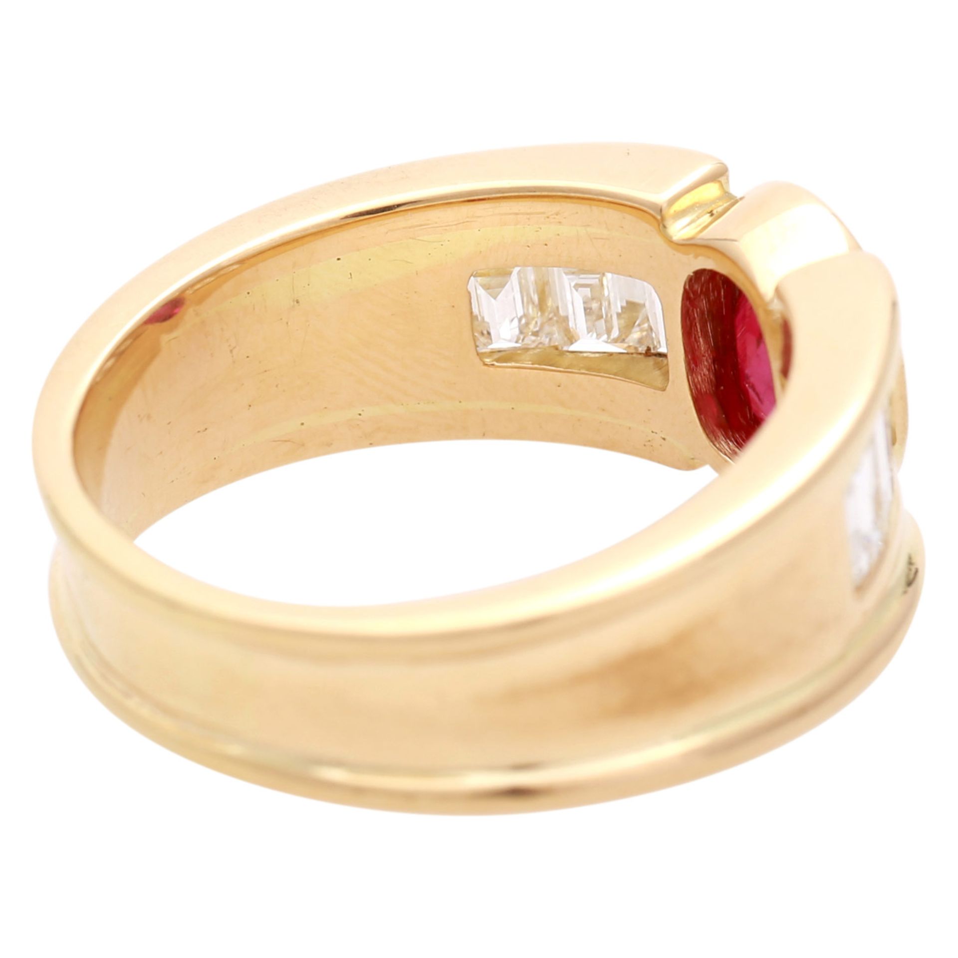 Ring mit Rubin und Diamantbaguettes zus. ca. 1,05 ct FW (G) / VVS, Rubin ca. 1,45 ct, WBW (2012) ca. - Image 3 of 6