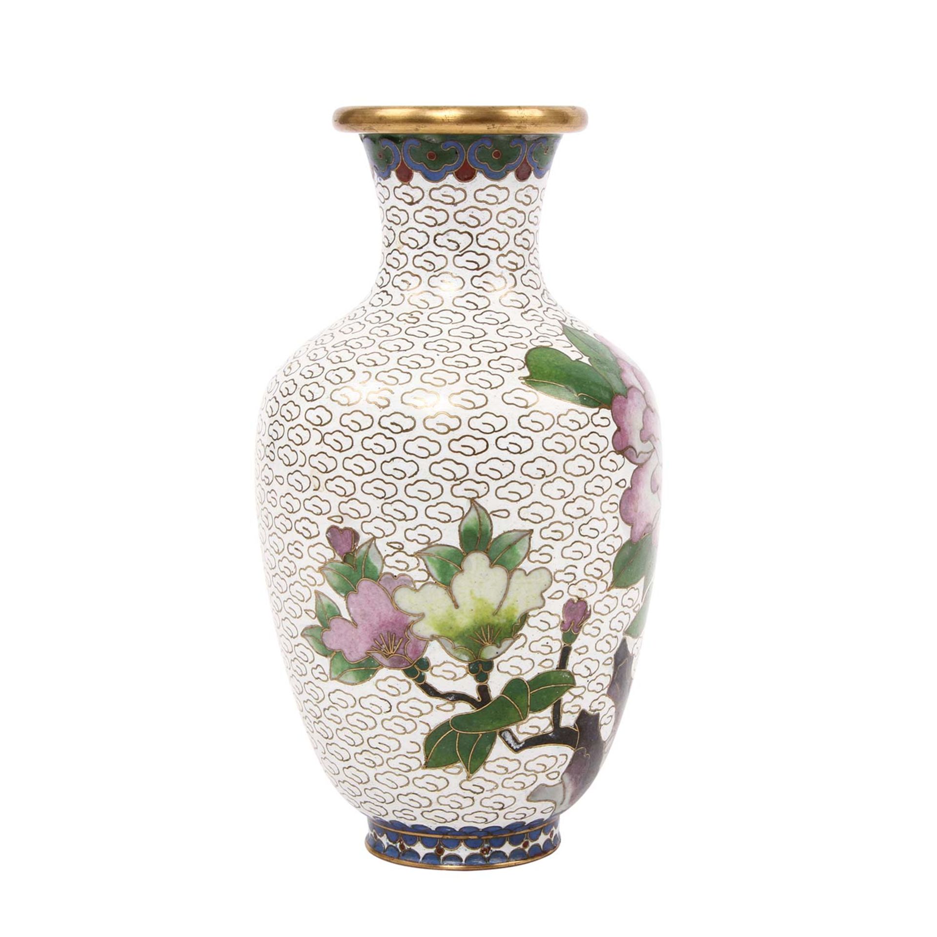 Konvolut CHINA, 20. Jh., 11tlg.: 1 Cloisonné Väschen mit dazugehörendem Holzpodest UND 5 Paar - Image 5 of 6