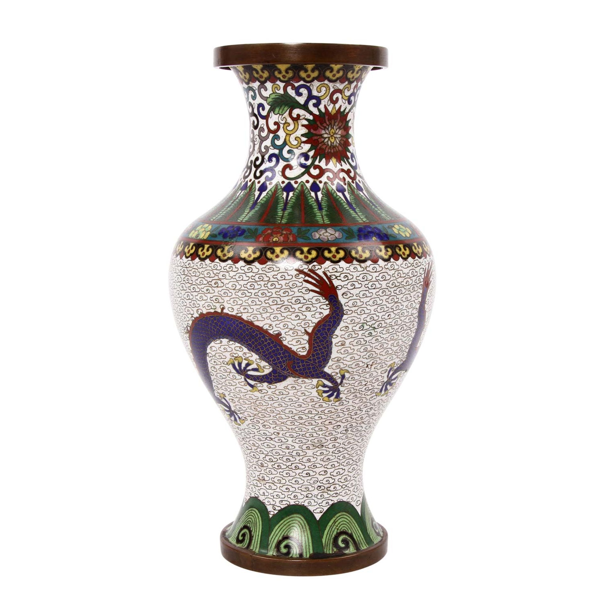 Cloisonné Vase. CHINA, um 1900 umlaufend in bunten Farben u.a. verziert mit zwei Drachen auf der - Image 2 of 7