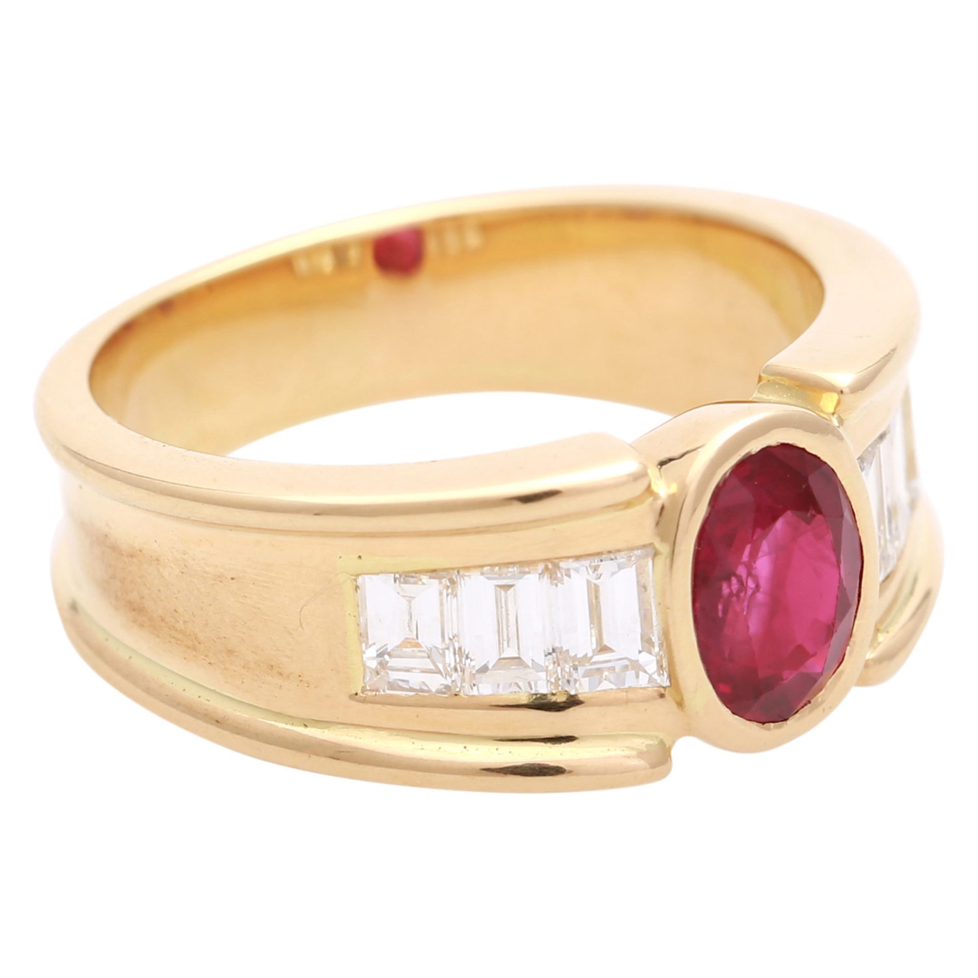 Ring mit Rubin und Diamantbaguettes zus. ca. 1,05 ct FW (G) / VVS, Rubin ca. 1,45 ct, WBW (2012) ca. - Image 2 of 6