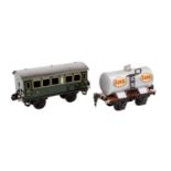 MÄRKLIN Kesselwagen 1674 E und Personenwagen 1725, Spur 0, bestehend aus 1674 E: silbergrau,