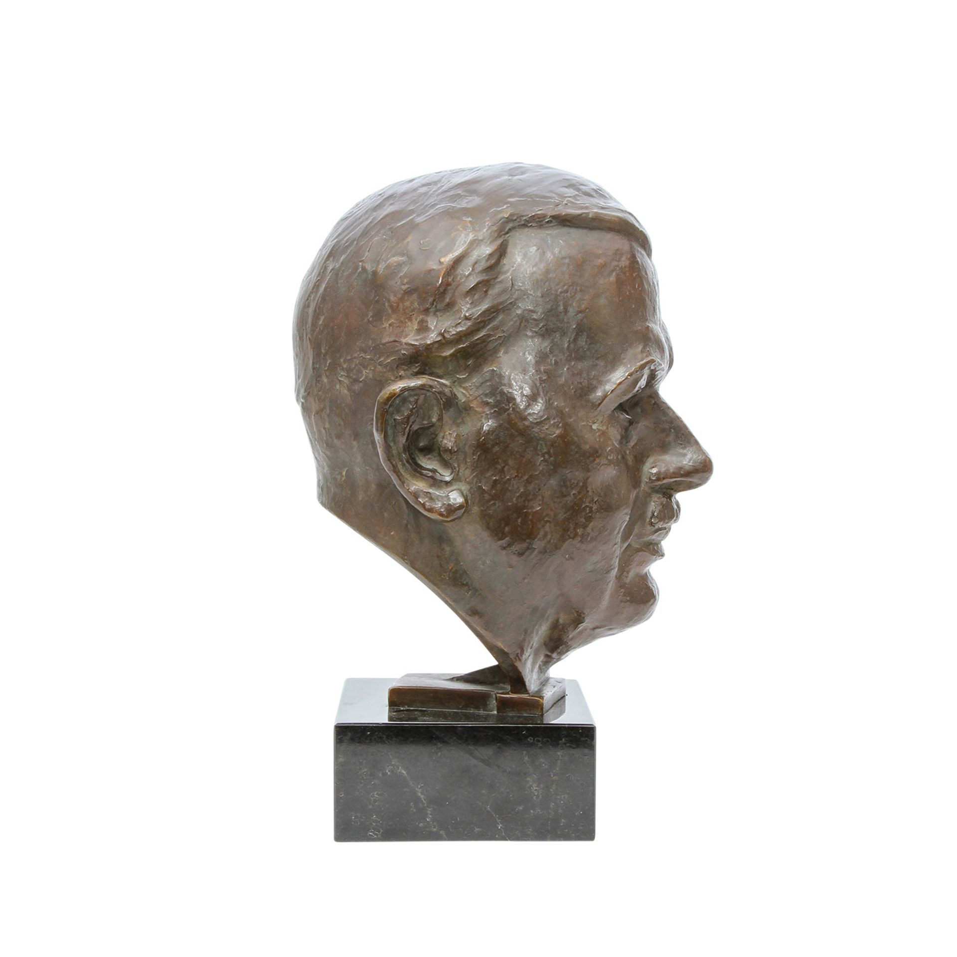 BILDHAUER DES 20. JH. Büste eines Mannes mit zurückgelegtem Haar, expressive Bronzebüste mit Patina, - Image 5 of 7