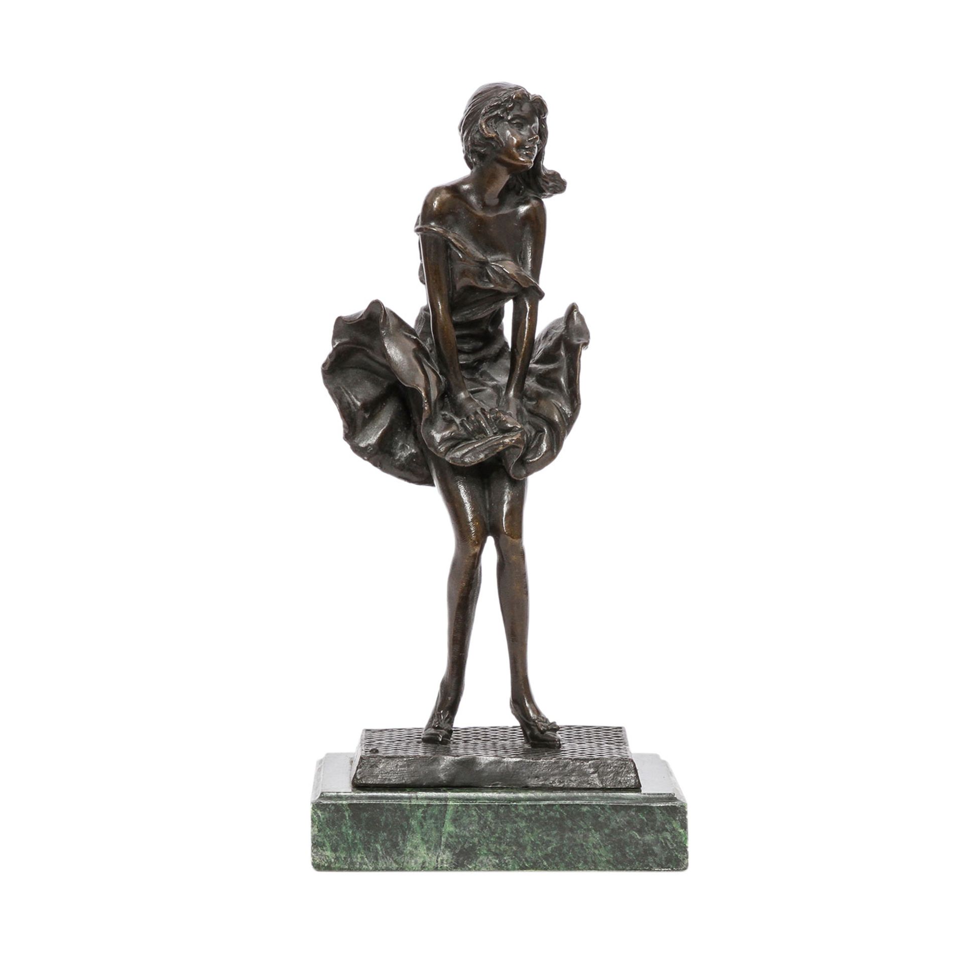 Figur 'Marilyn Monroe', 20. Jhd. Bronze, berühmte Darstellung der Schauspielerin mit hochgewehtem - Image 5 of 6