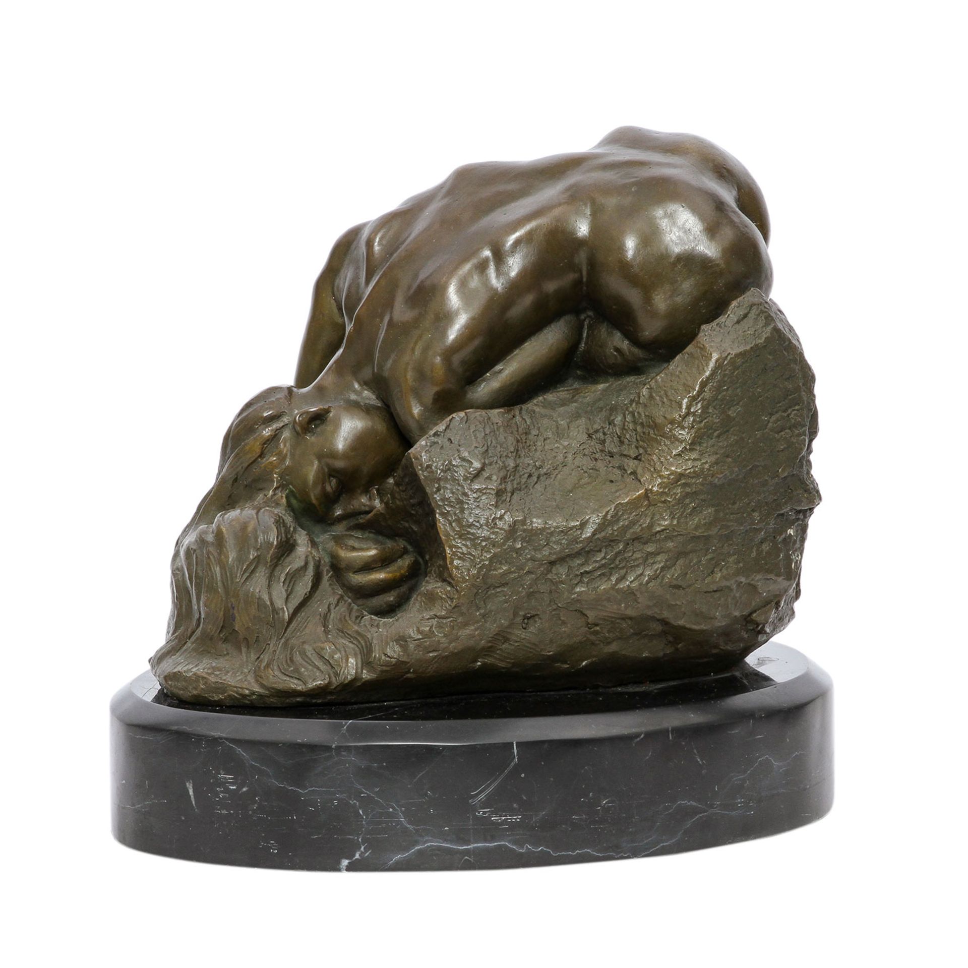 Figur 'Frauenakt', 20. Jhd. Bronze, weiblicher Akt auf einem Felsstück kauernd, auf schwarzem - Image 2 of 6