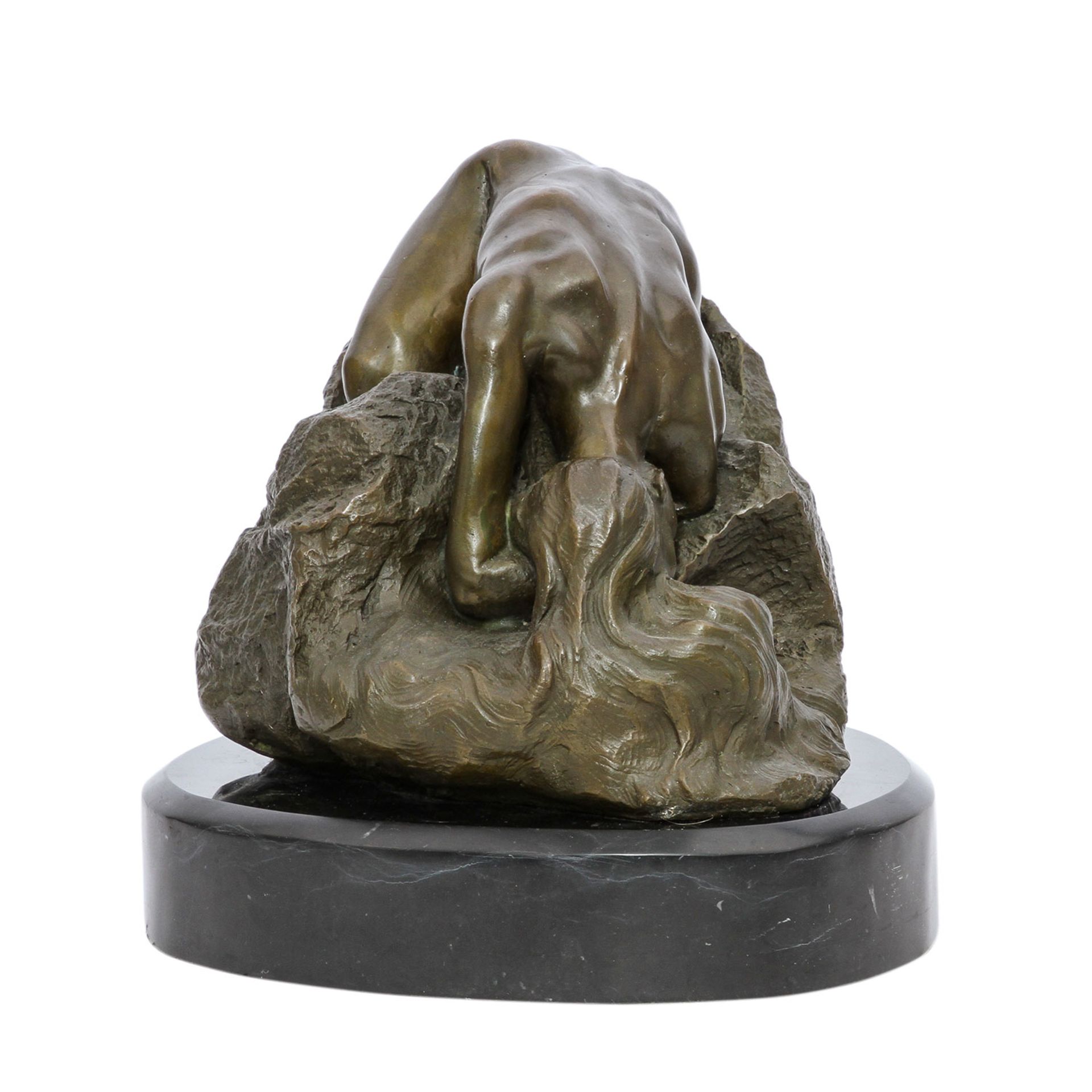 Figur 'Frauenakt', 20. Jhd. Bronze, weiblicher Akt auf einem Felsstück kauernd, auf schwarzem - Image 5 of 6
