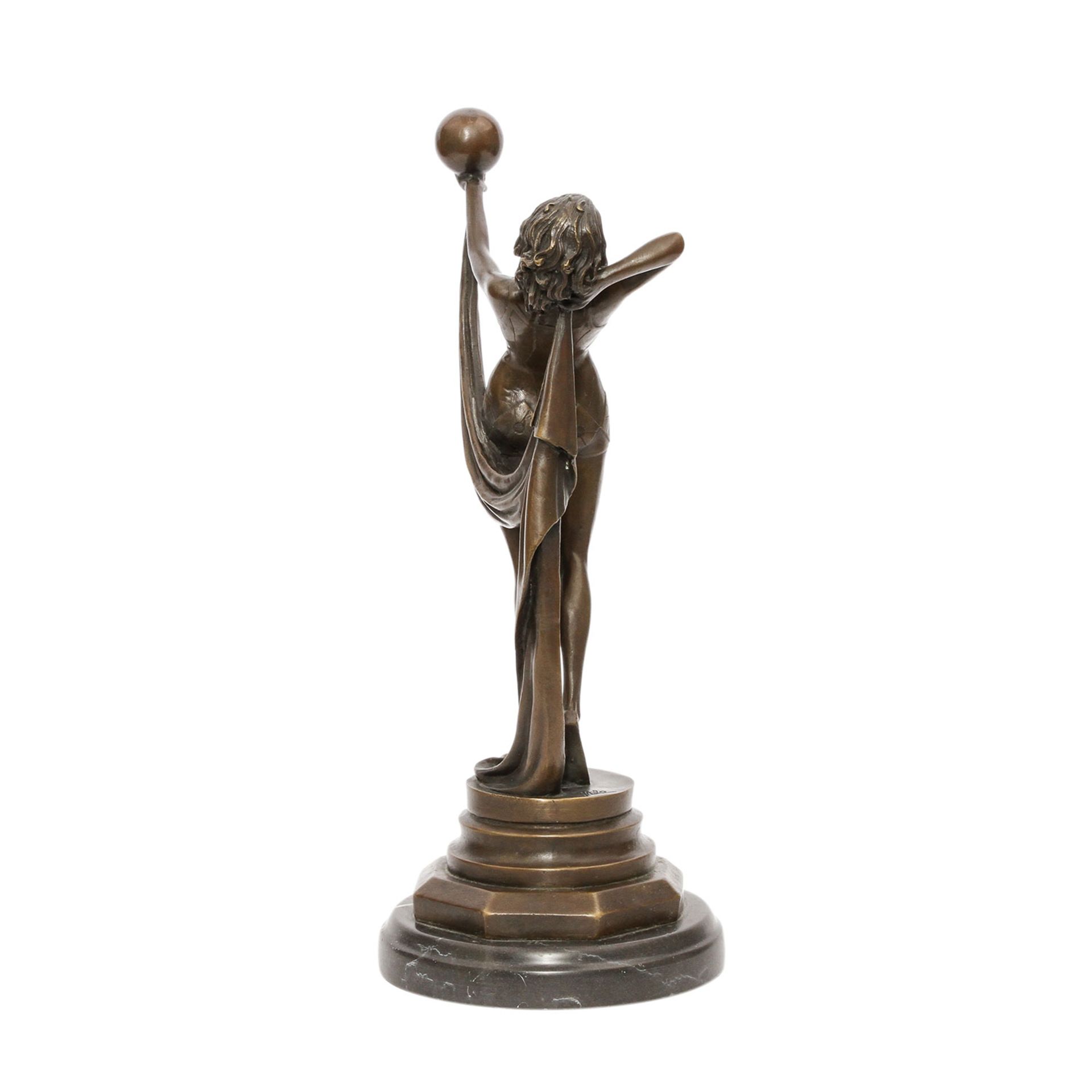 MILO (20. Jhd) 'Kugeltänzerin'. Bronze, Frau mit mit langem Tuch, einen Ball auf der linken Hand - Image 4 of 7