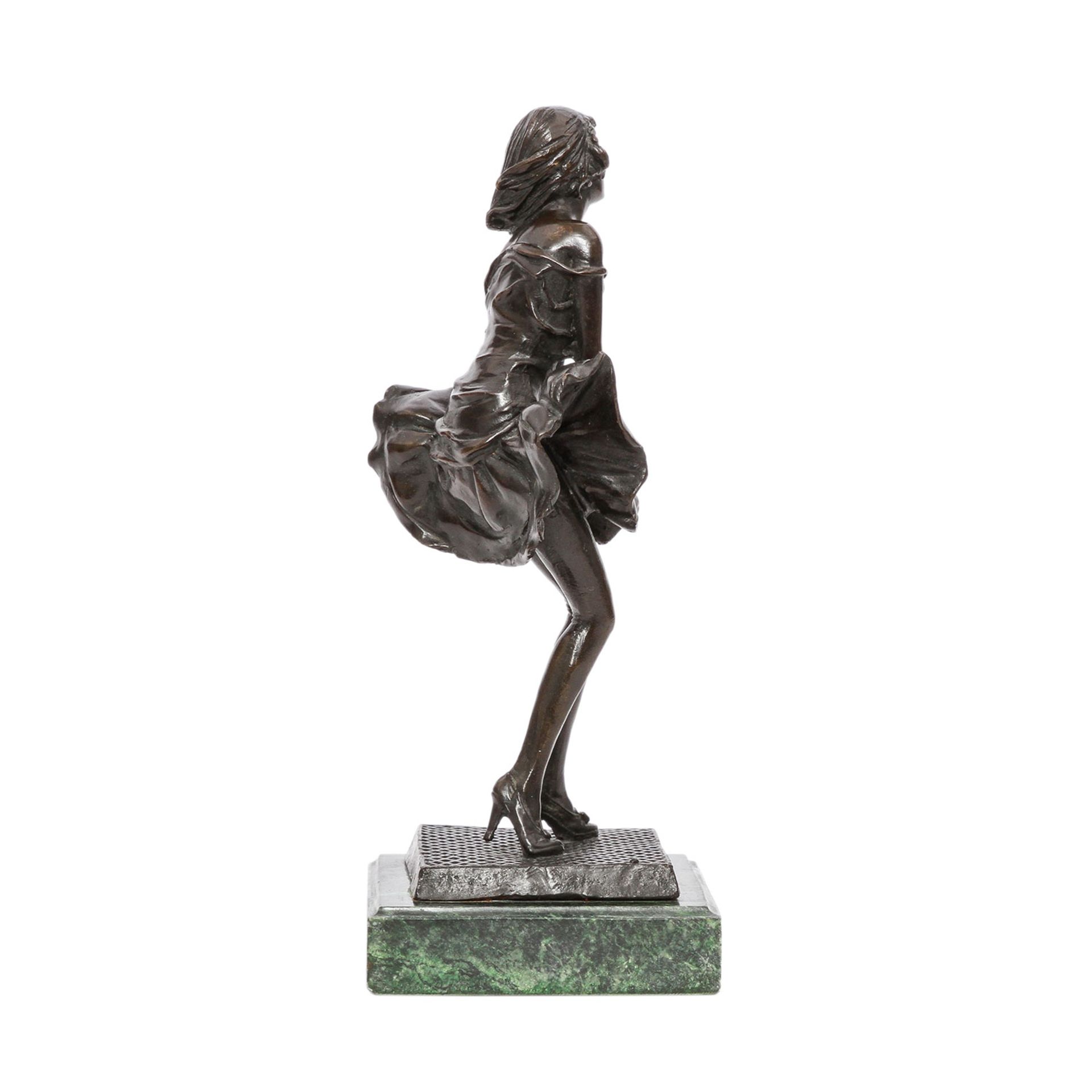 Figur 'Marilyn Monroe', 20. Jhd. Bronze, berühmte Darstellung der Schauspielerin mit hochgewehtem - Image 4 of 6