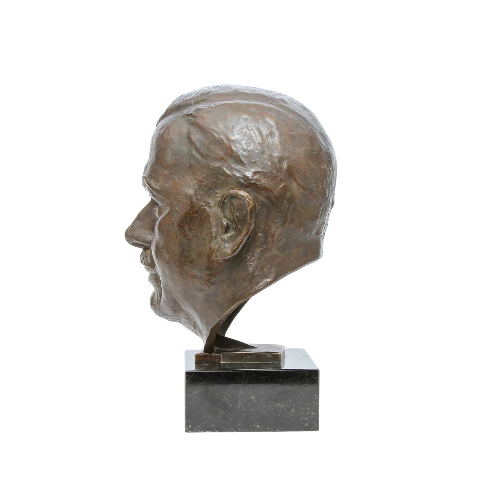 BILDHAUER DES 20. JH. Büste eines Mannes mit zurückgelegtem Haar, expressive Bronzebüste mit Patina, - Image 3 of 7