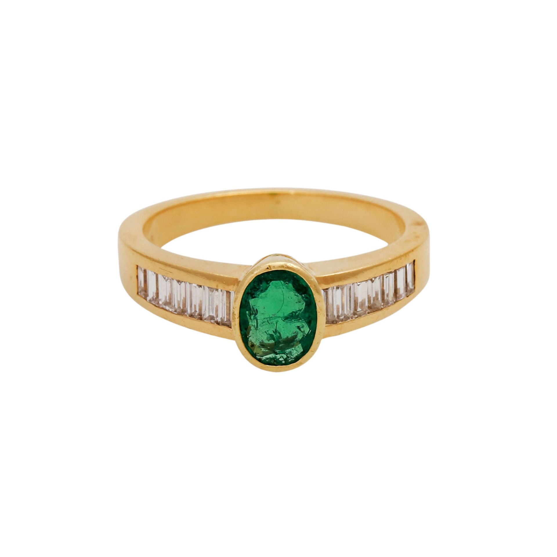 Ring mit Smaragd, ca. 0,85 ct, oval fac. und 14 Diamantbaguettes, zus. ca. 0,6 ct, FW (F - G) /