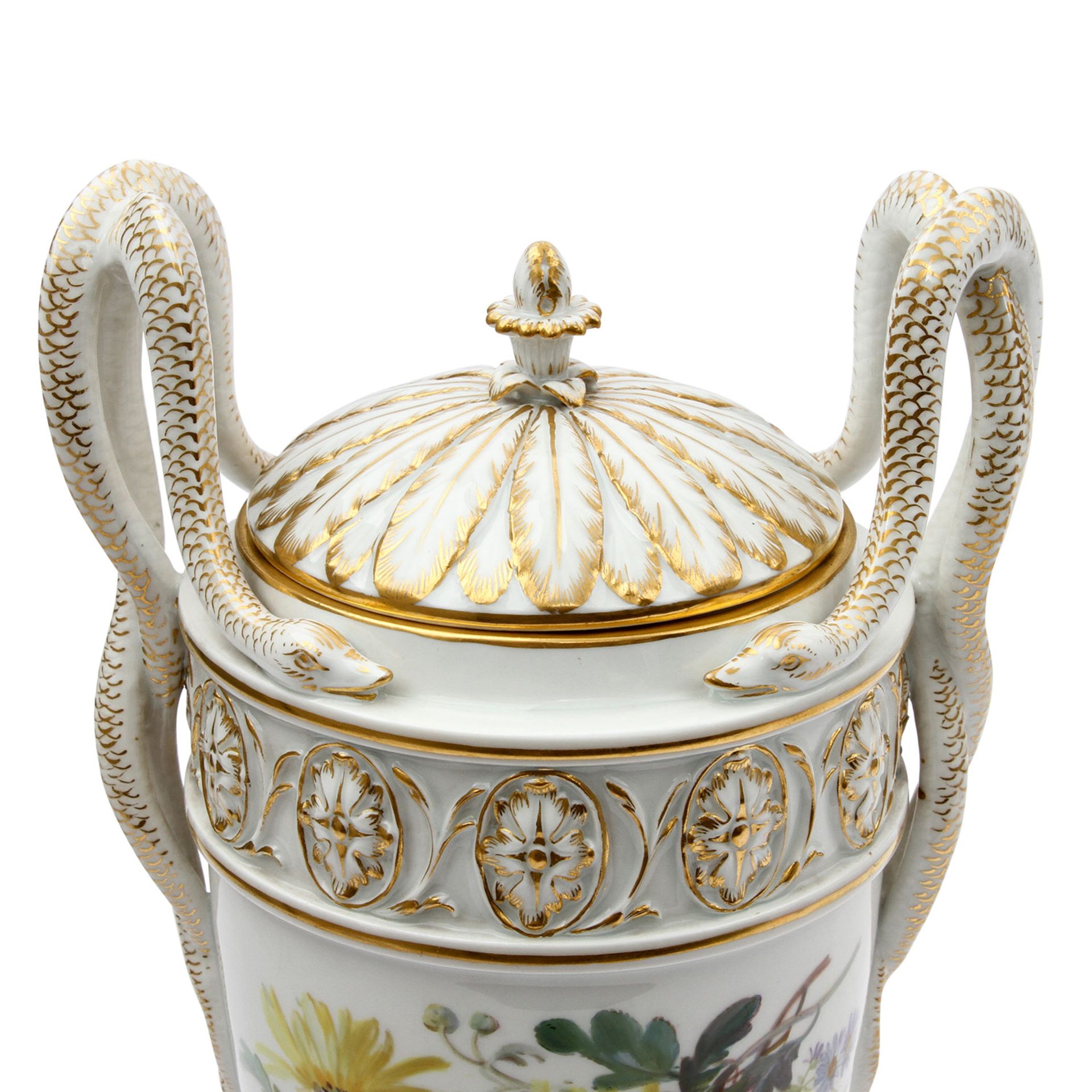 MEISSEN Schlangenhenkelvase, 20. Jhd. Weißporzellan mit reicher Goldstaffage und polychromer - Image 9 of 11