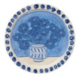 BRASILIER, ANDRÉ (geb. 1929), Teller 'Blumen in Vase'. Keramik, geritztes und blau staffiertes Motiv