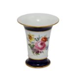 MEISSEN Kratervase mit Kobaltrand, Pfeifferzeit 1924-1934 Schauseitige Blumenbukettmalerei,