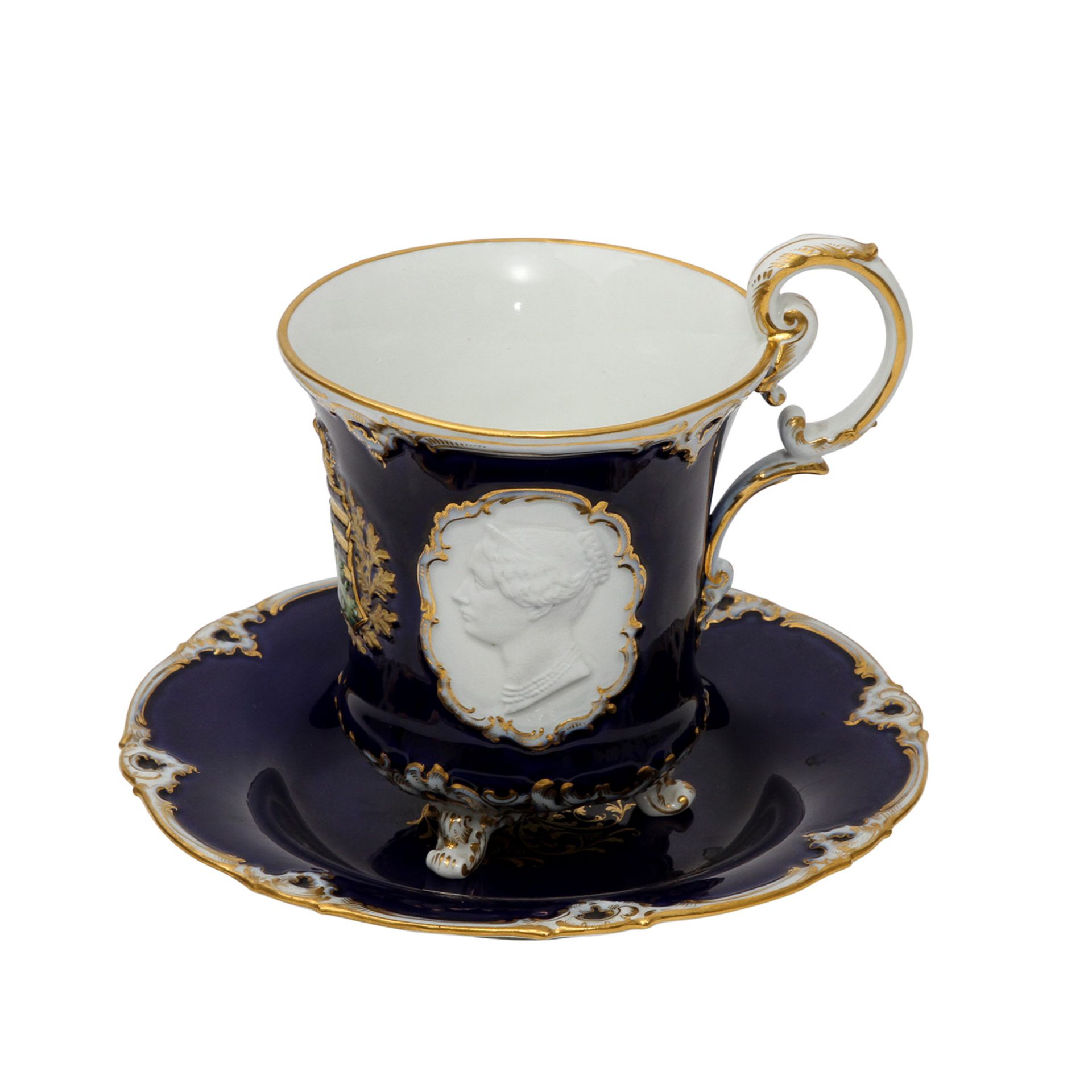 MEISSEN Historismus Tasse mit Untertasse, 1860-1924. Große Bechertasse auf Tatzenfüßen mit Voluten- - Image 2 of 8