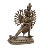 Chakrasamvara aus Bronze. TIBET, 20. Jh.. Fünfköpfig und mit zwanzig Armen trampelt der Yidam im